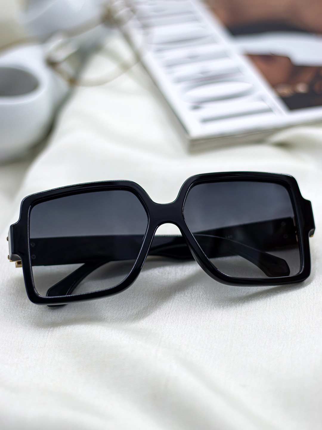 

Bellofox Unisex Grey Lens & Black Oversized Sunglass BS2062-1122-Black