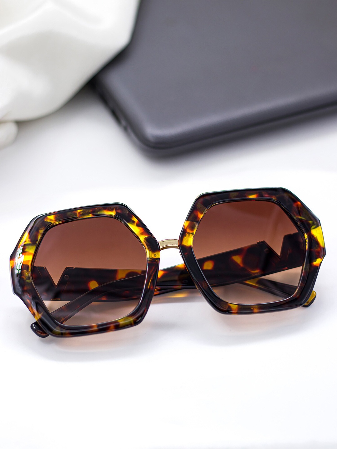 

Bellofox Unisex Brown Lens & Brown Oversized Sunglass BS1965-1122-Brown