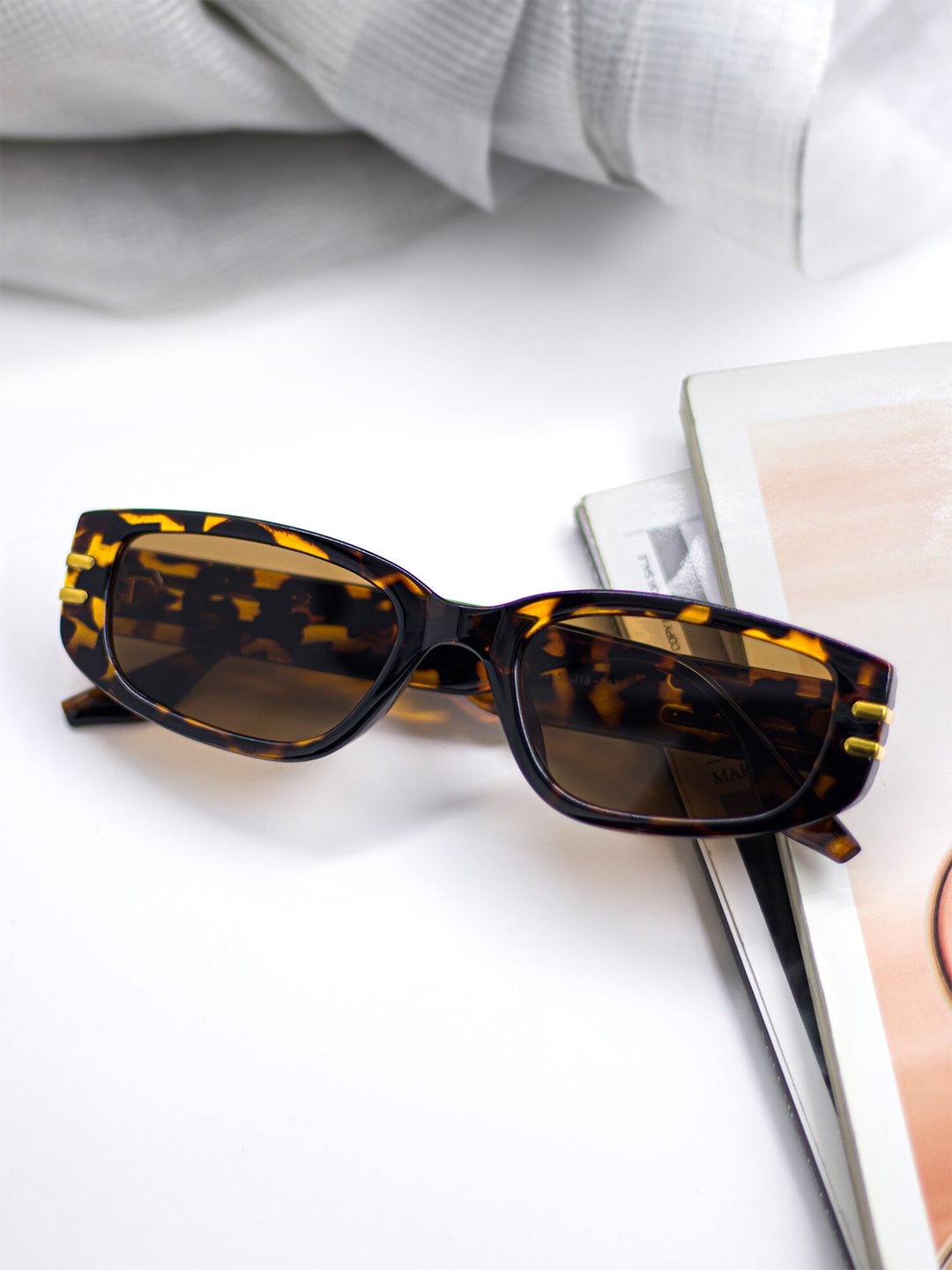

Bellofox Unisex Brown Lens & Black Rectangle Sunglass BS2024-1122-Brown