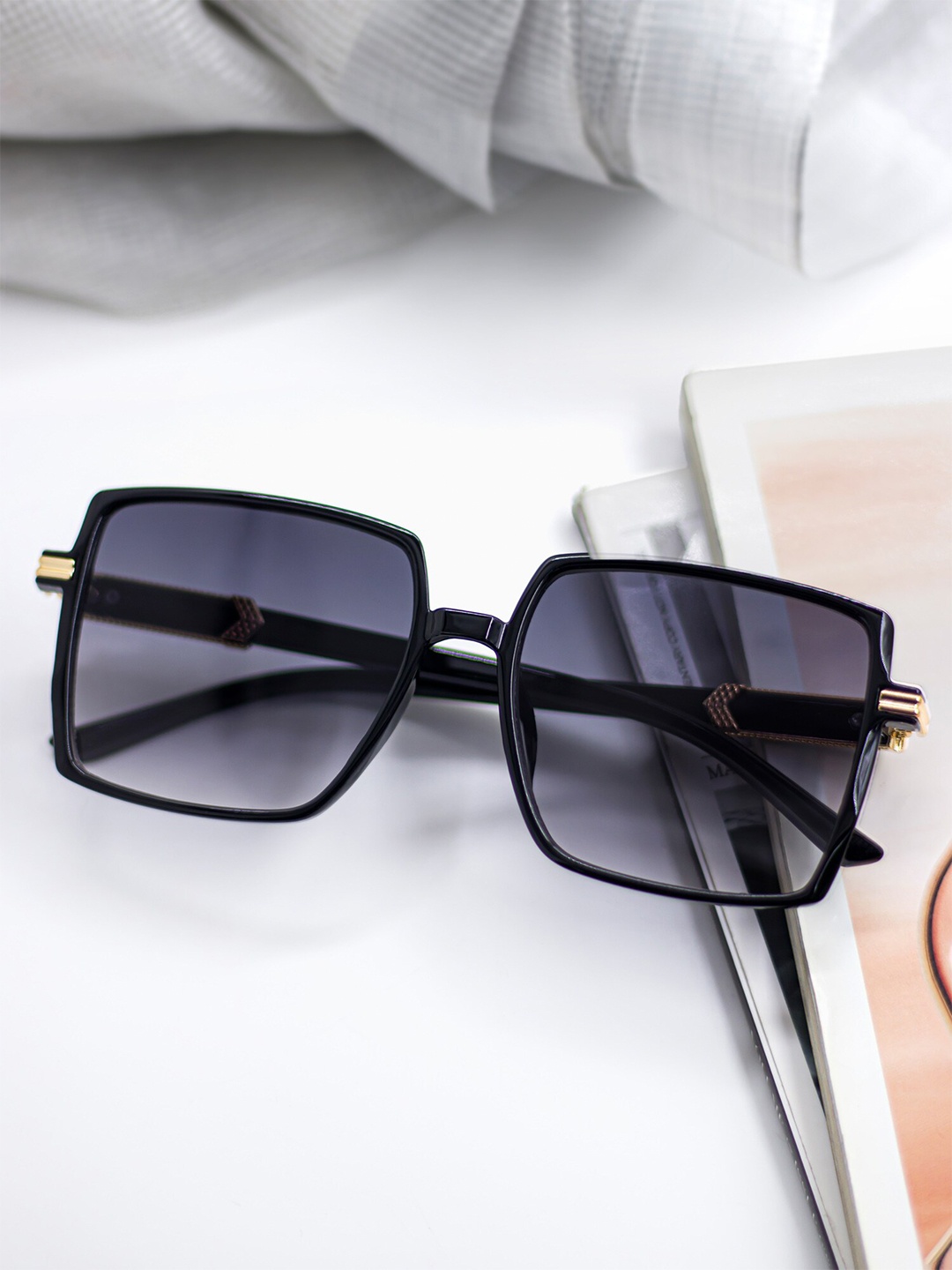 

Bellofox Unisex Grey Lens & Black Oversized Sunglass BS2016-1122-Black