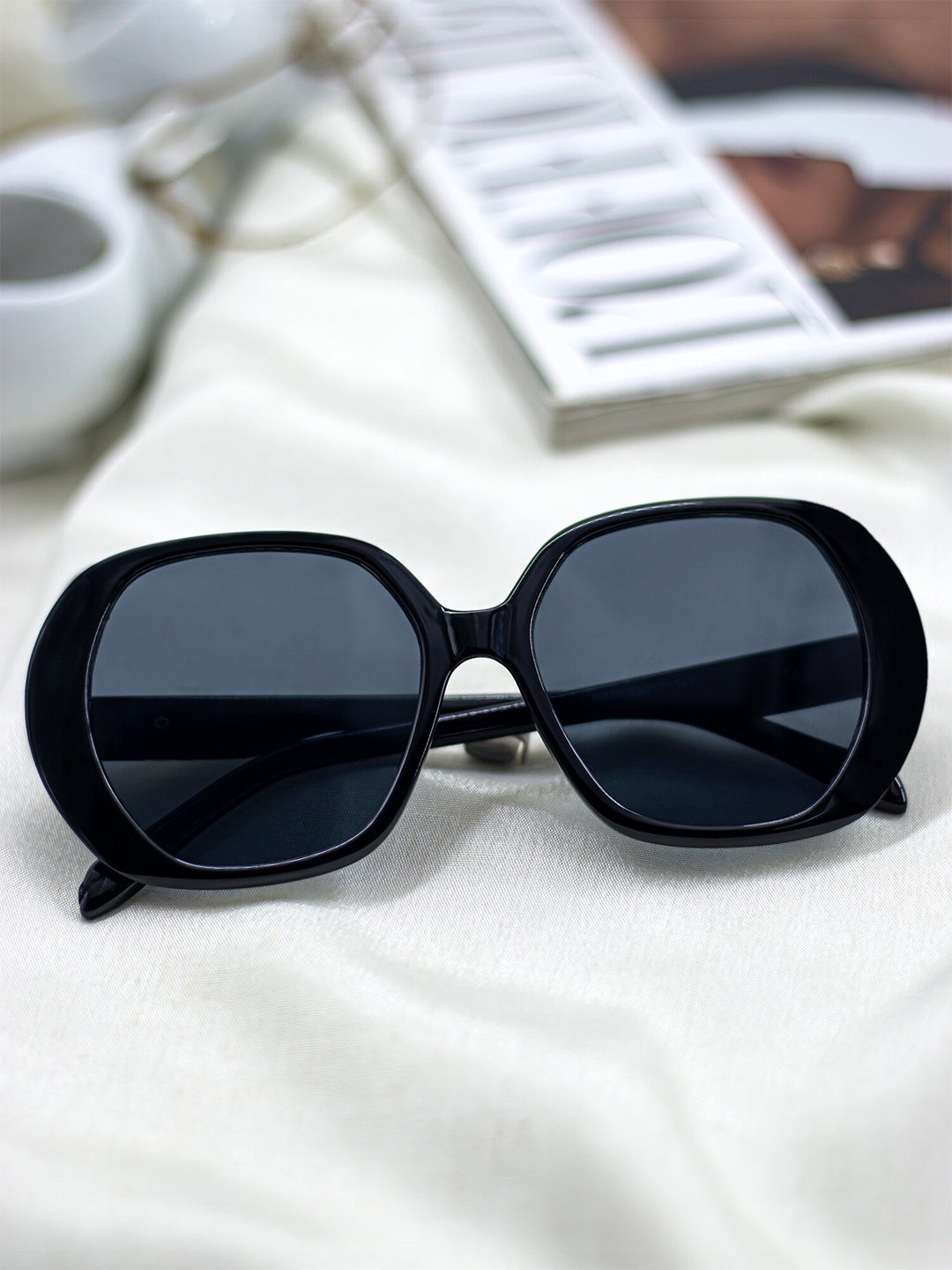 

Bellofox Unisex Grey Lens & Black Round Sunglass BS2049-1122-Black