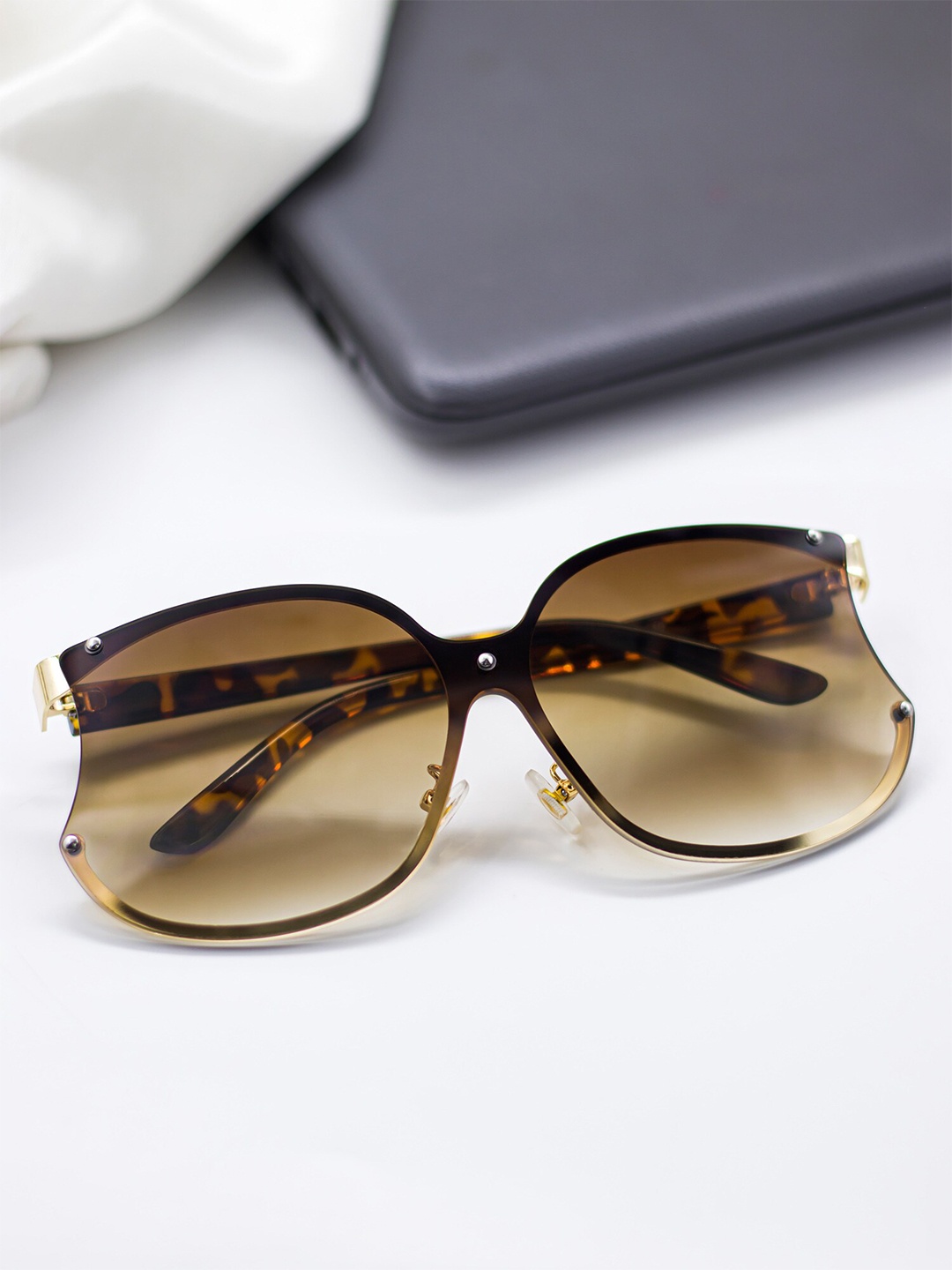 

Bellofox Unisex Brown Lens & Brown Oversized Sunglass BS1972-1122-Brown