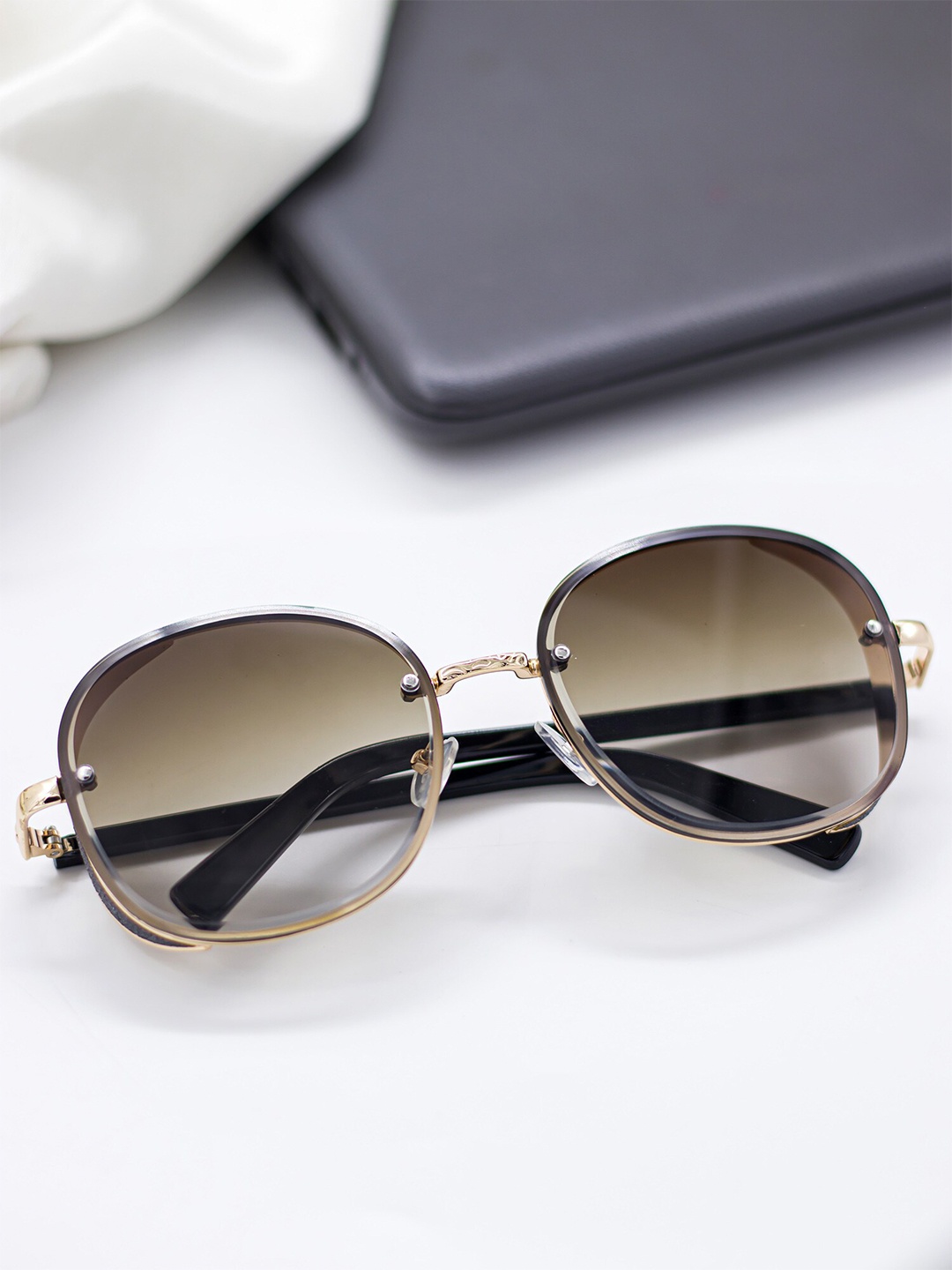

Bellofox Unisex Brown Lens & Gold-Toned Round Sunglass BS1997-1122-Gold
