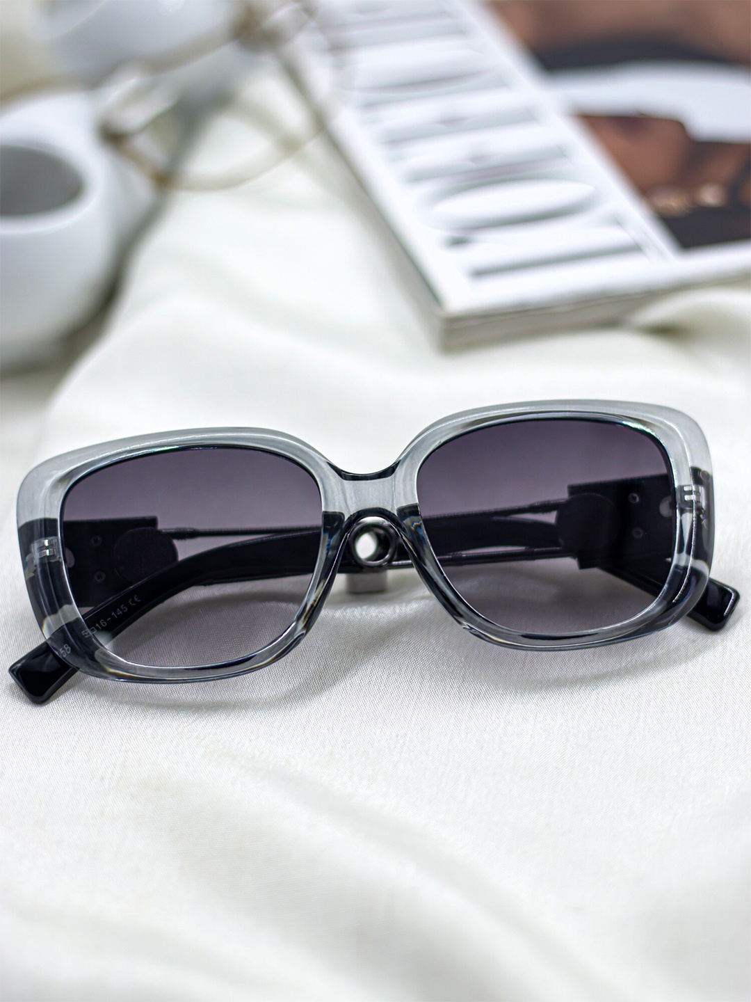 

Bellofox Unisex Grey Lens & White Rectangle Sunglass BS2056-1122-Clear, Black