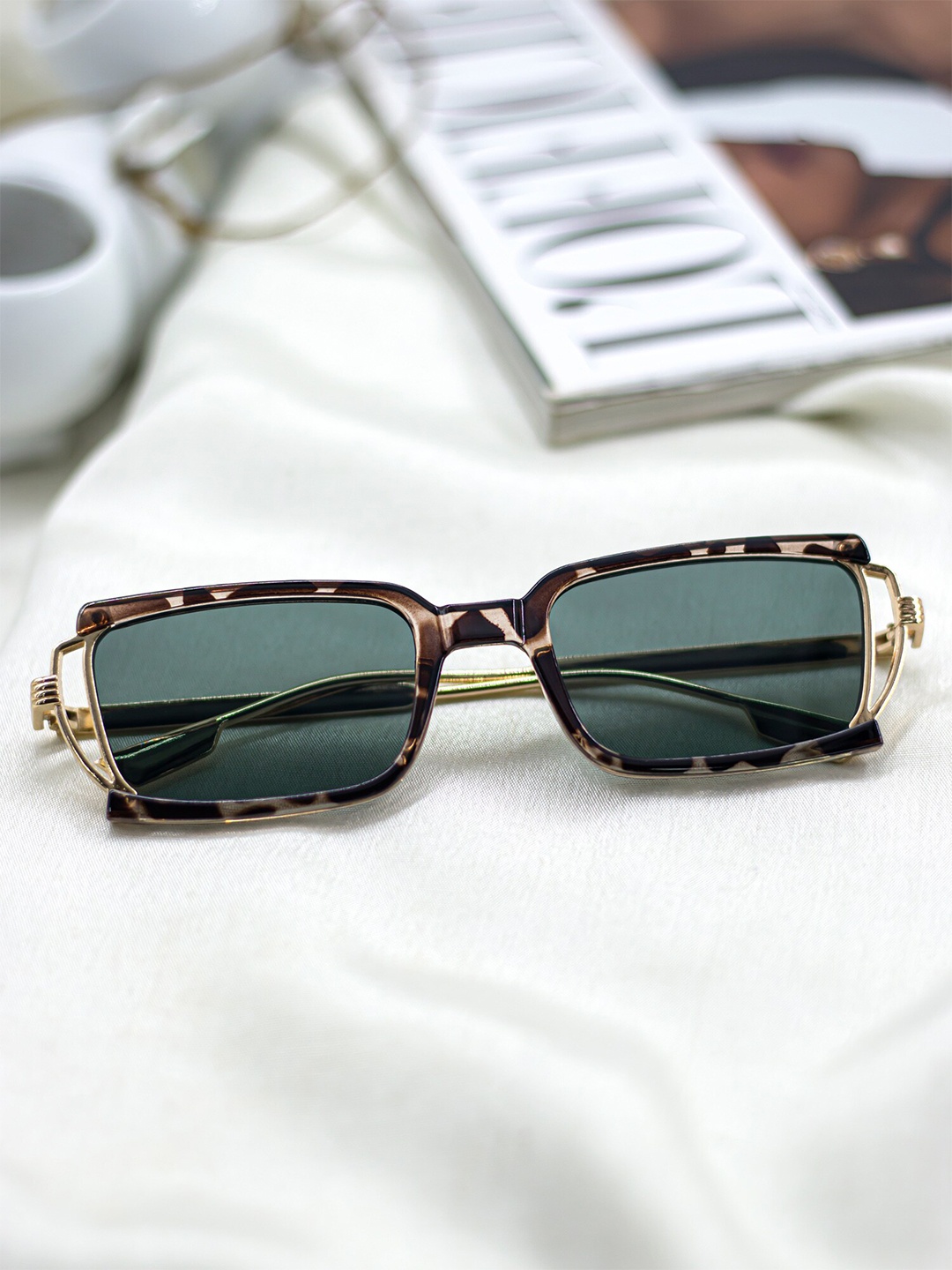 

Bellofox Unisex Green Lens & Brown Rectangle Sunglass BS2039-1122-Brown