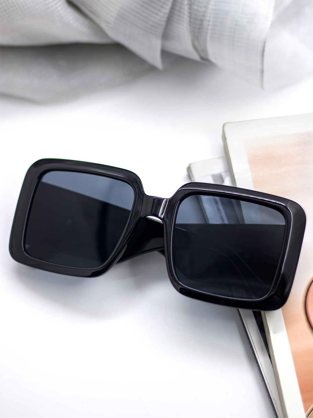 

Bellofox Unisex Grey Lens & Black Square Sunglass BS2021-1122-Black