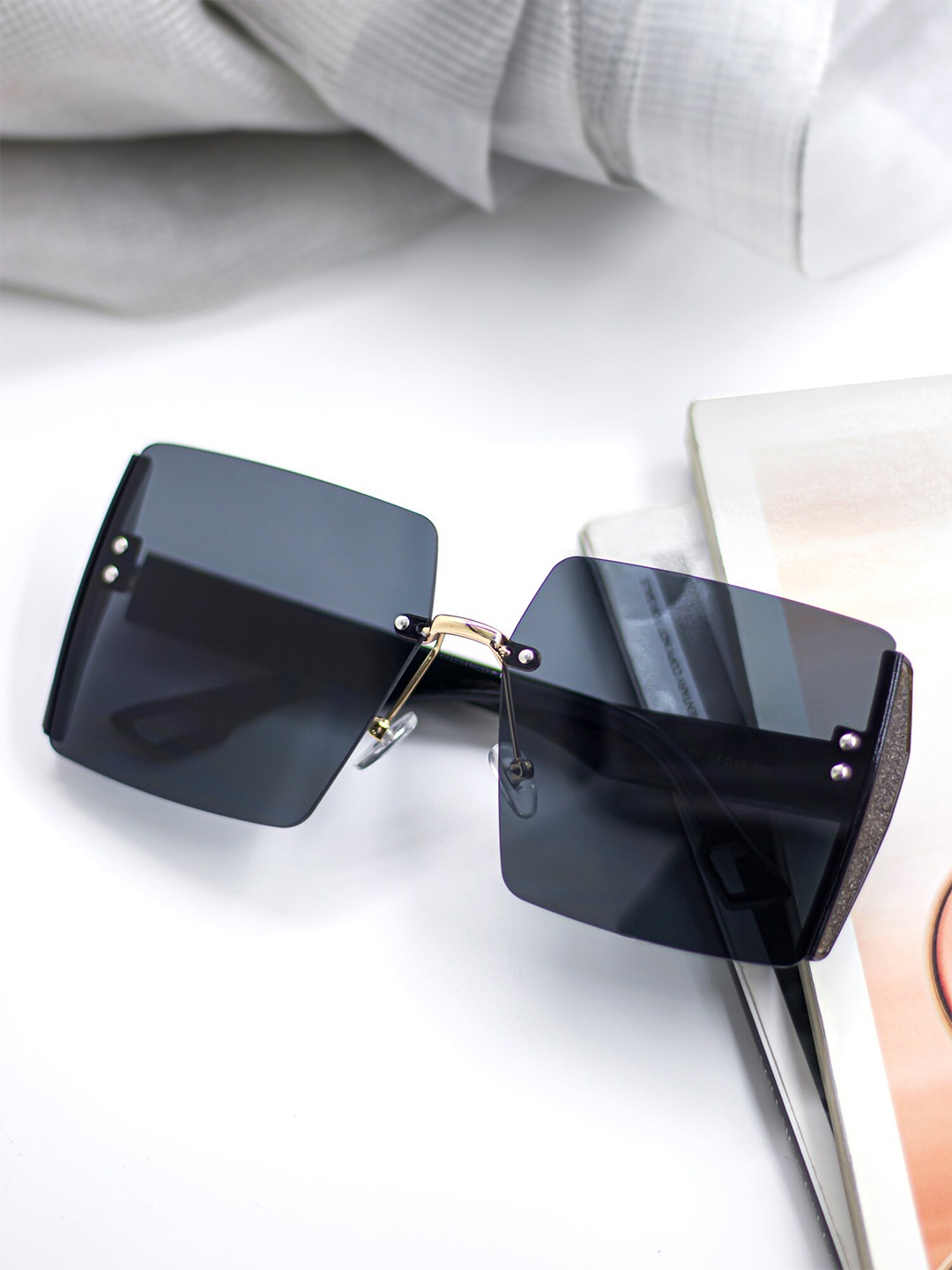 

Bellofox Unisex Grey Lens & Black Oversized Sunglasses BS1994-1122-Black