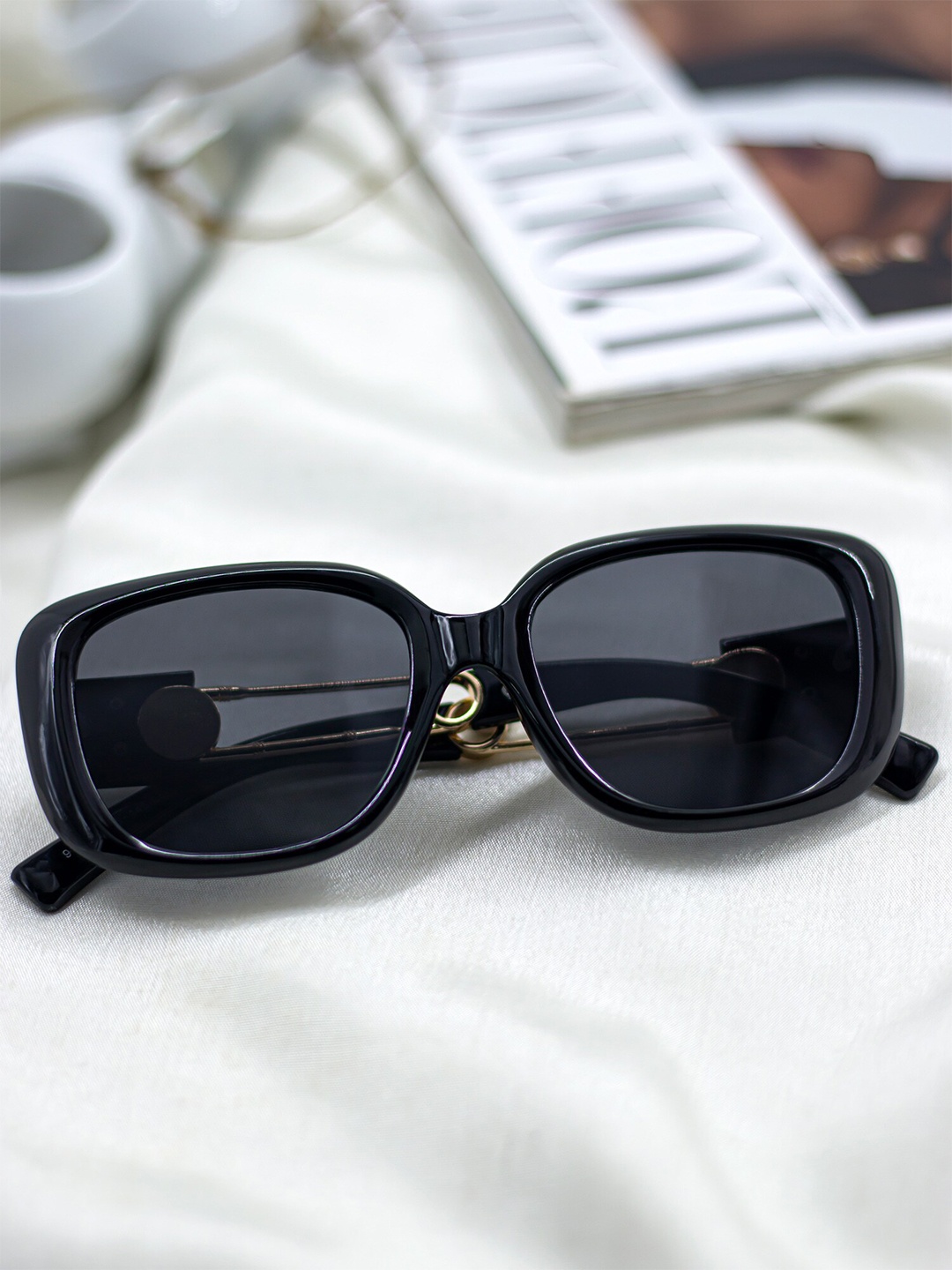 

Bellofox Unisex Grey Lens & Black Rectangle Sunglasses BS2055-1122-Black