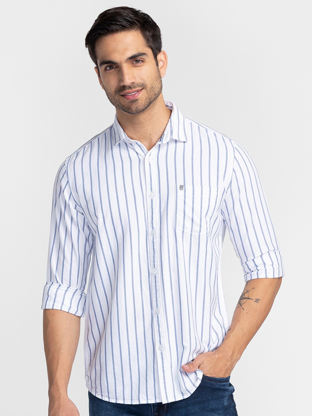 

Oxemberg Men White Classic Slim Fit Striped Cotton Casual Shirt
