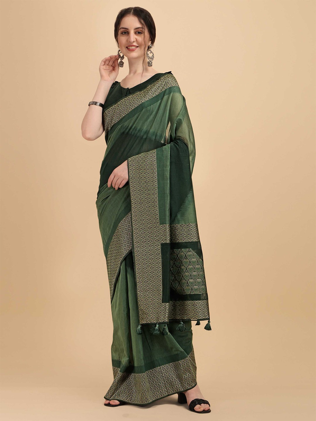 

DUNGRANI Green & Gold-Toned Art Silk Saree