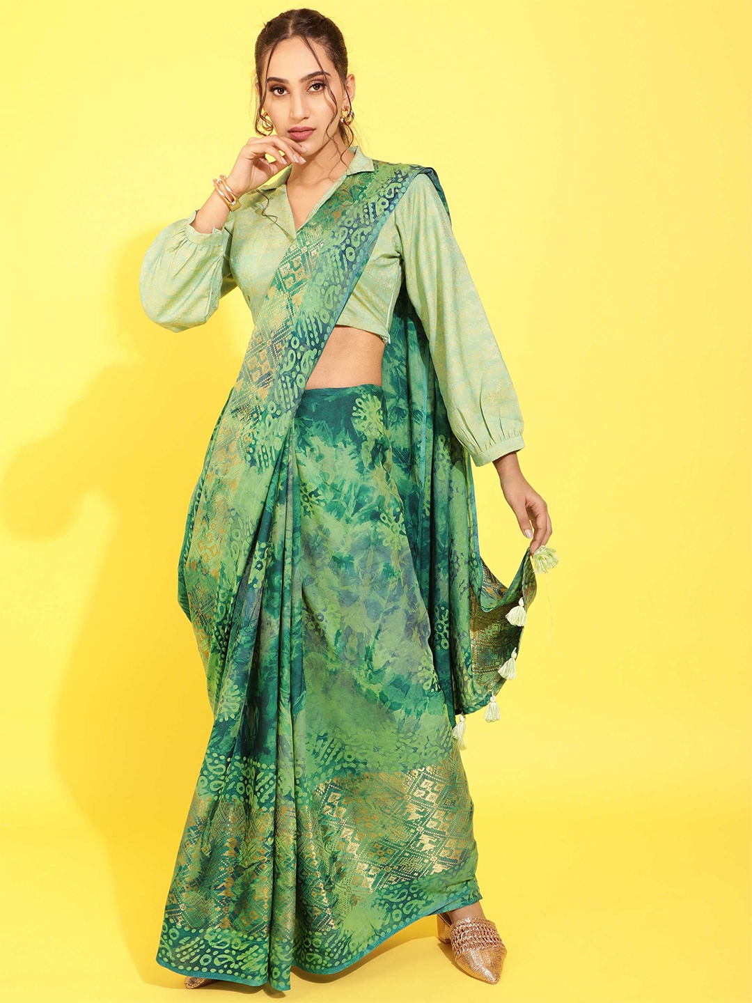 

DUNGRANI Green & Gold-Toned Batik Printed Patola Saree