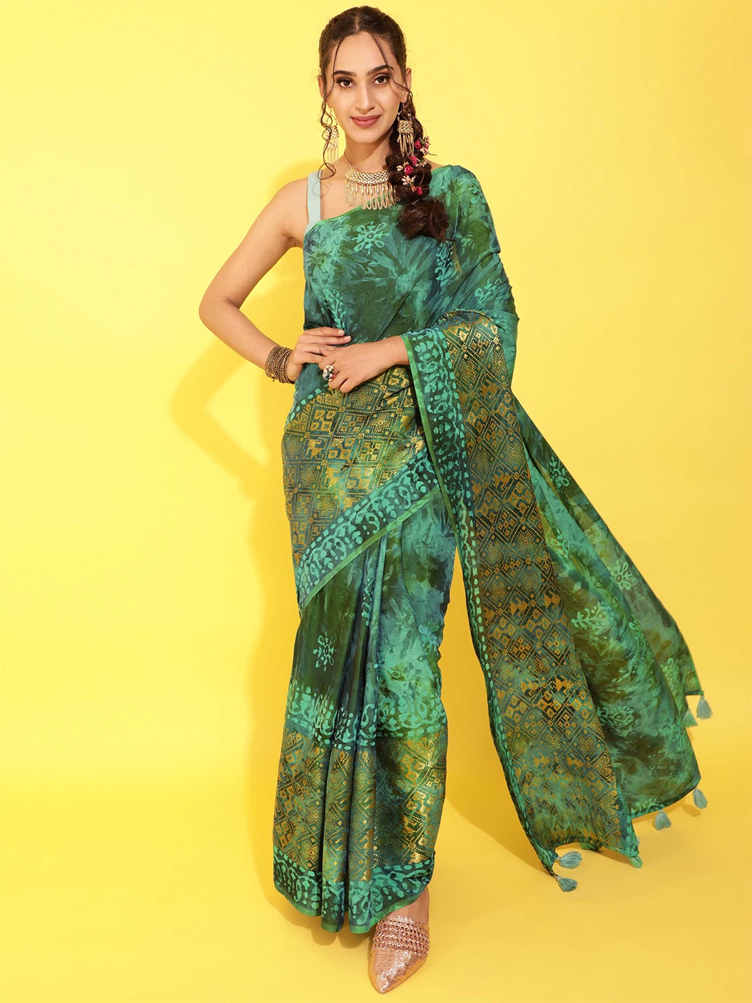 

DUNGRANI Turquoise Blue & Gold-Toned Batik Printed Patola Saree