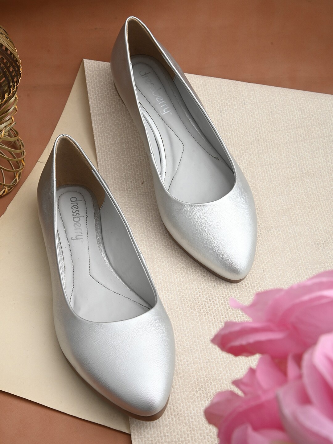 

DressBerry Women Silver-Toned Solid Ballerinas Flats