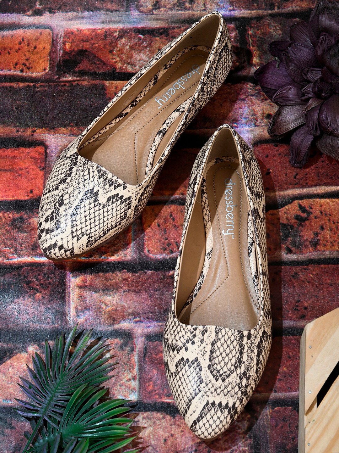 

DressBerry Women Brown & Black Animal Printed Ballerinas Flats