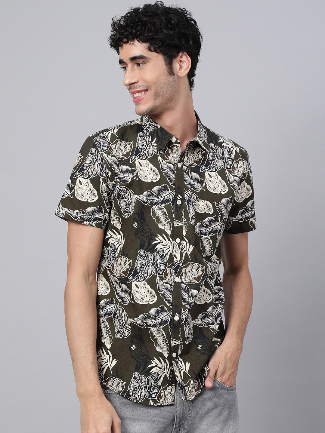 

VEIRDO Men Olive Green Printed Casual Shirt