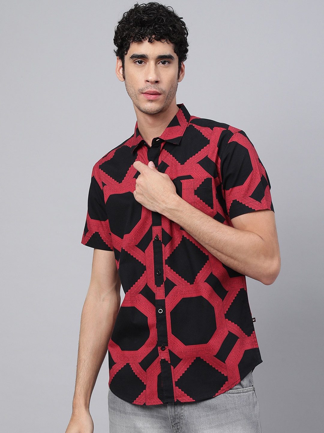 

VEIRDO Men Black Printed Casual Shirt