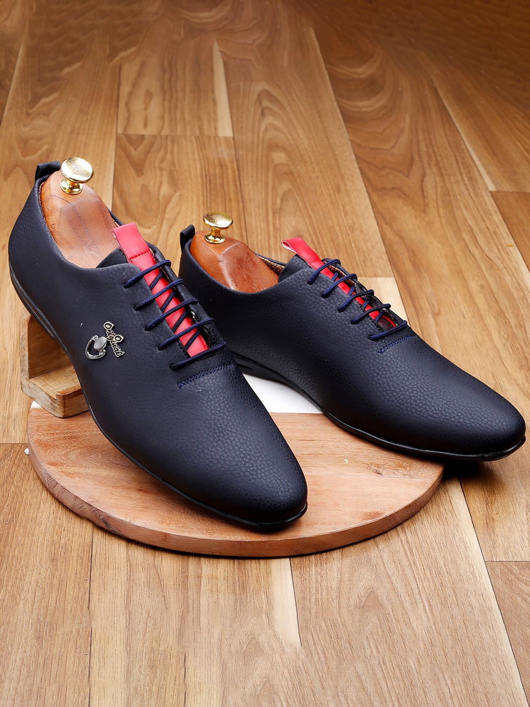 

Woakers Men Blue Textured Oxfords