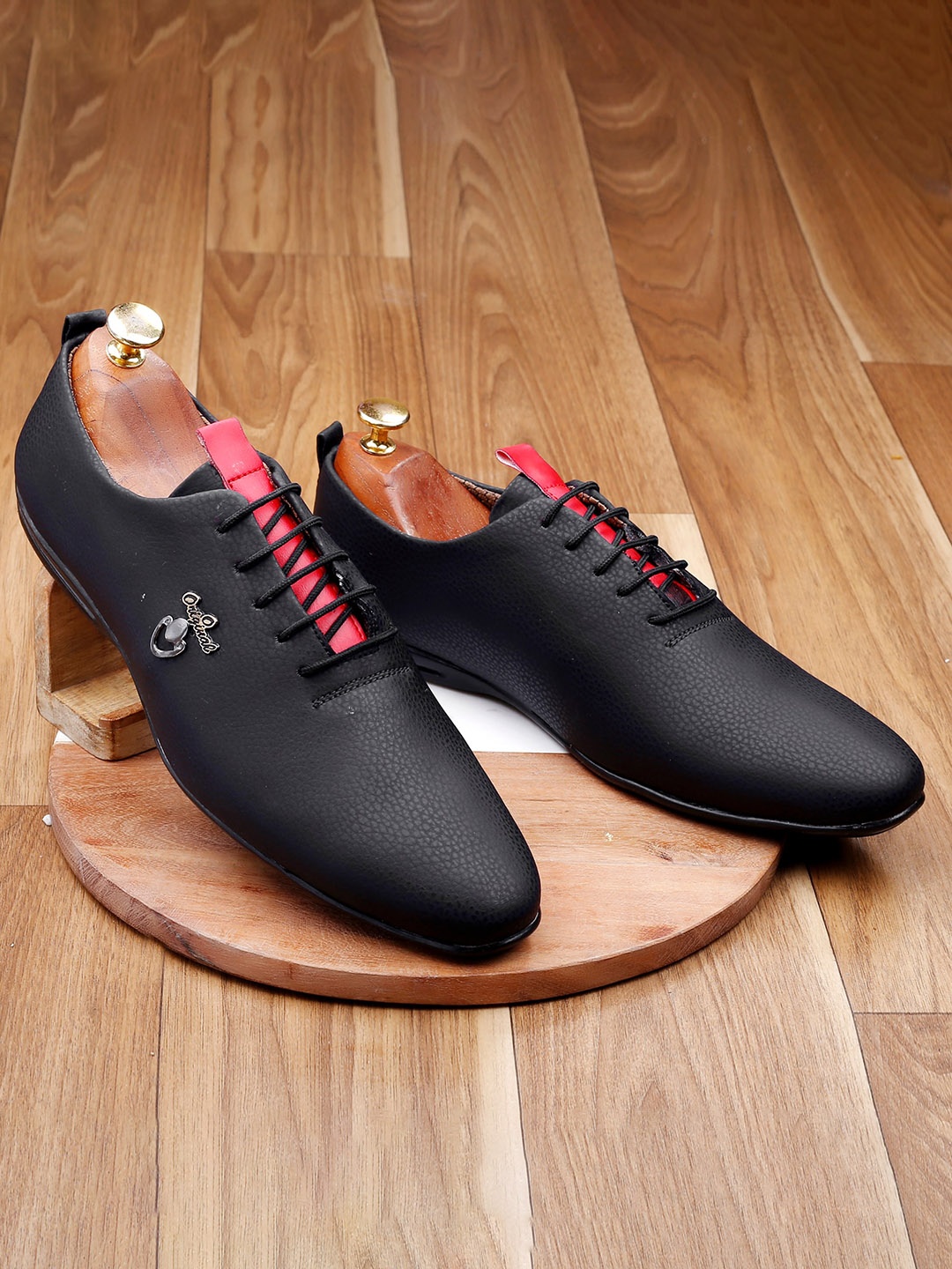 

Woakers Men Black Textured Oxfords