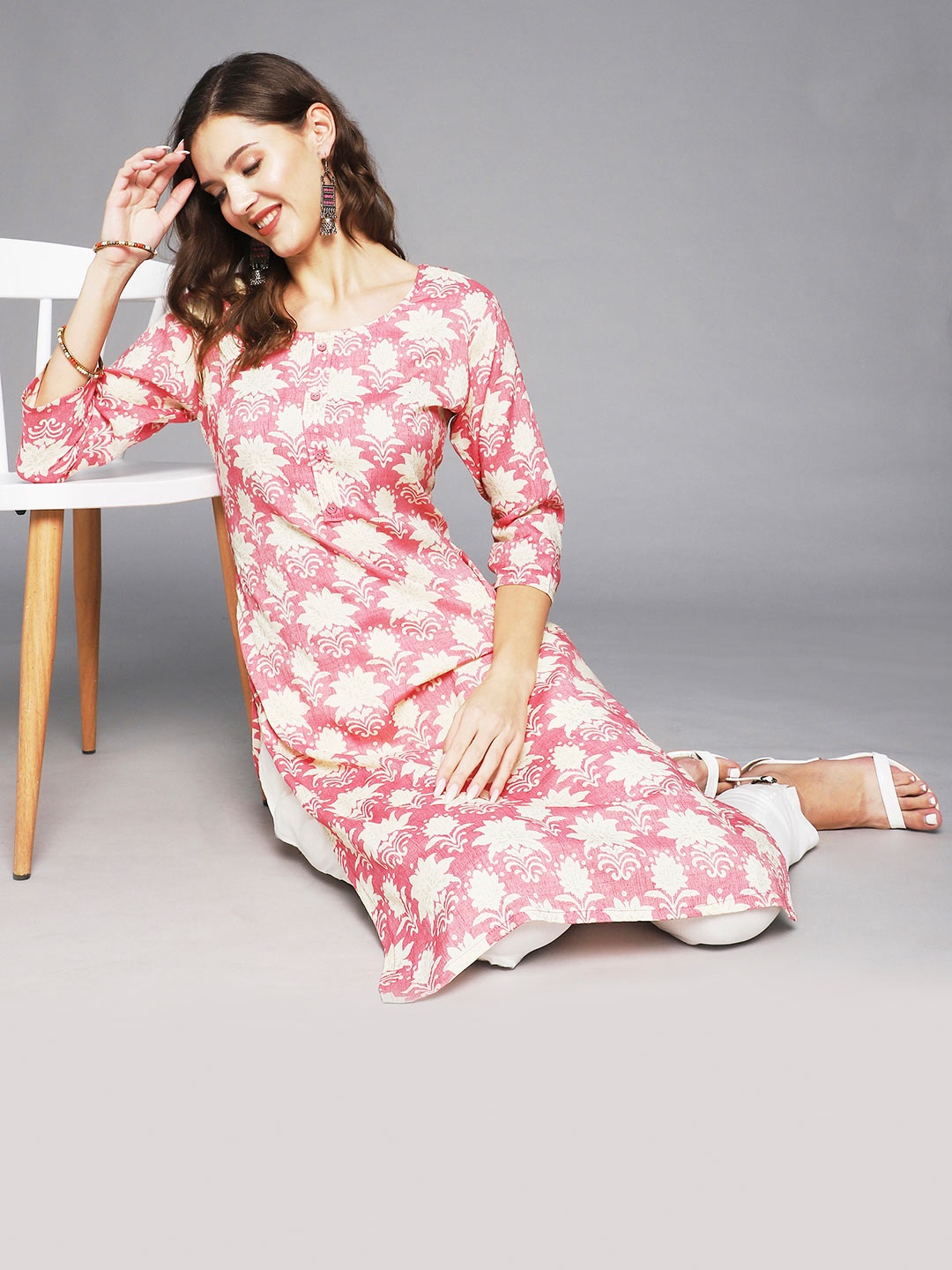 

Anubhutee Women Pink & White Floral Printed Kurta
