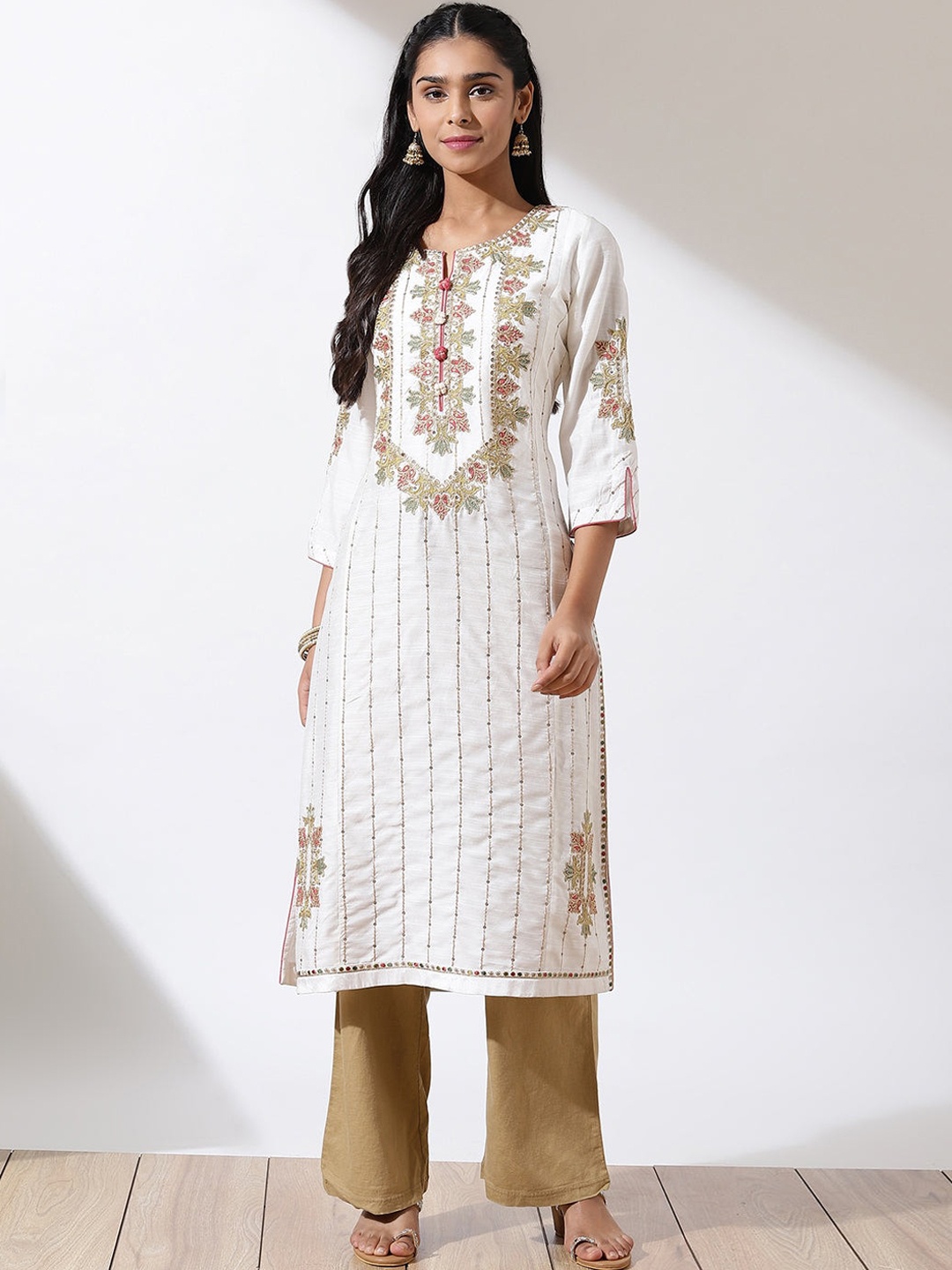 

Lakshita Women White & Gold Embroidered Straight Kurta