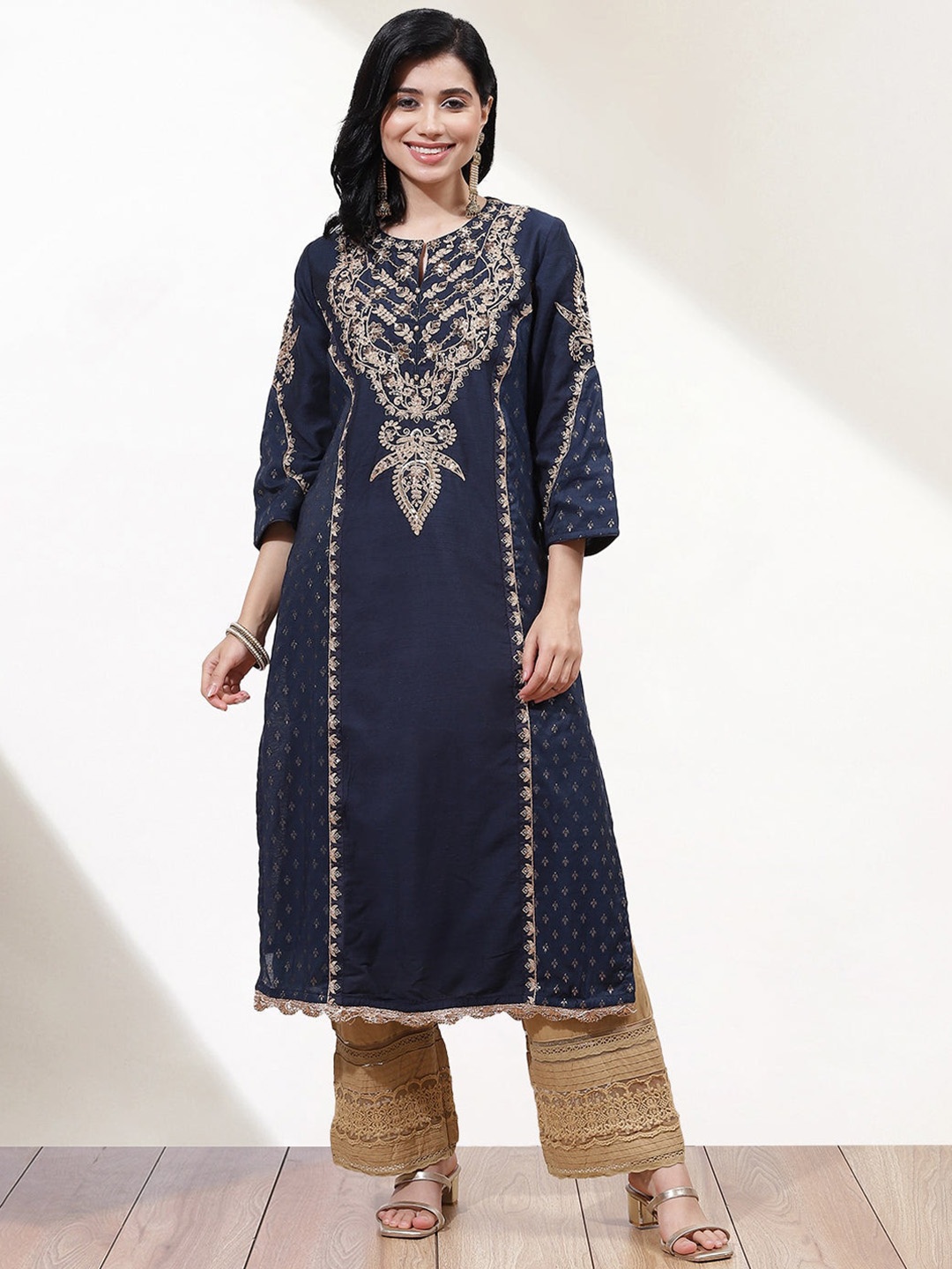 

Lakshita Floral Embroidered Straight Kurta, Grey