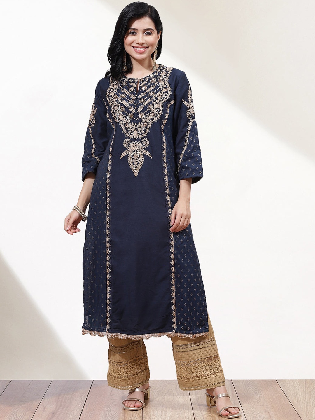 

Lakshita Women Grey Floral Embroidered Kurta