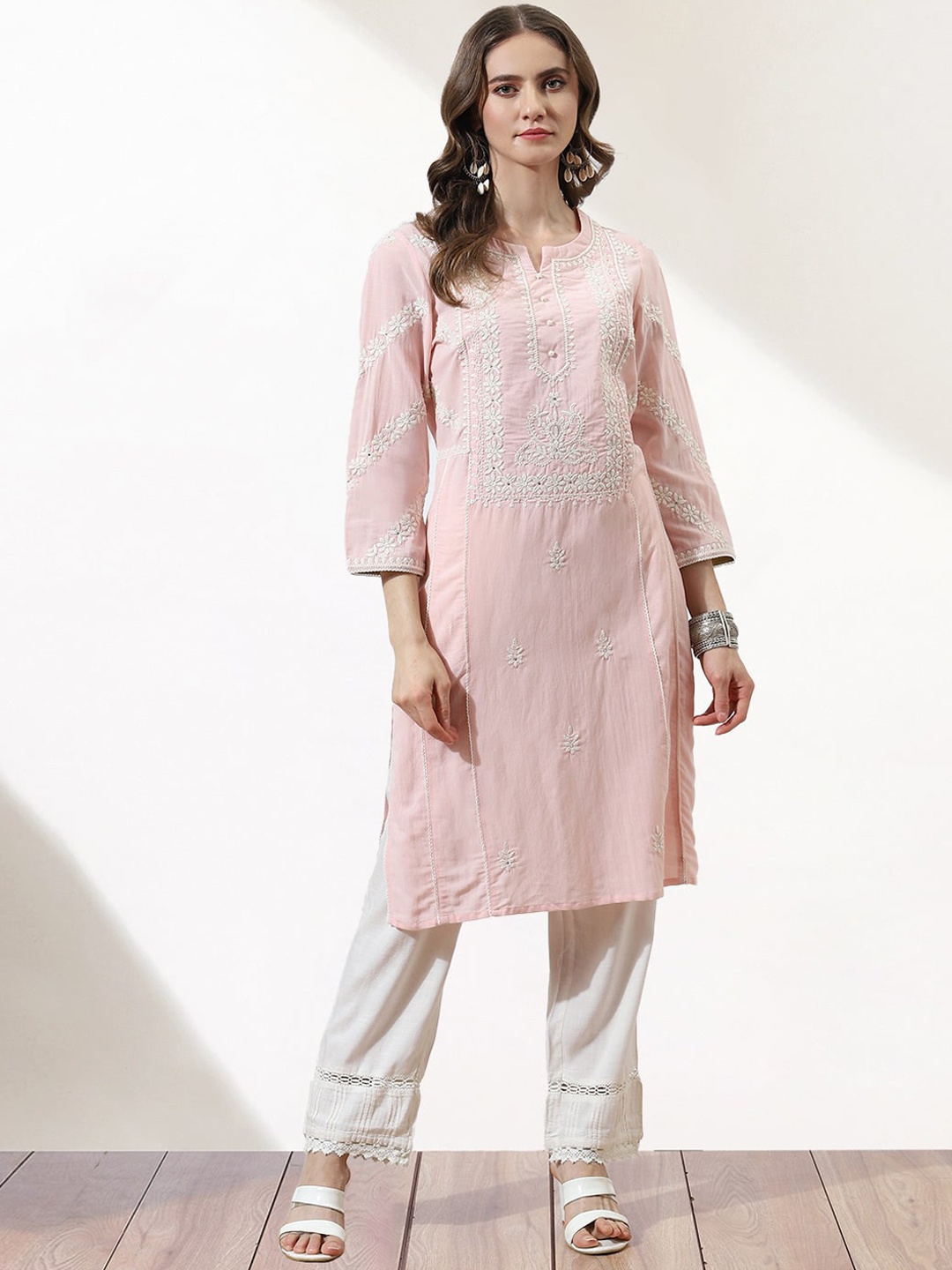 

Lakshita Women Pink & White Floral Embroidered Chikankari Kurta