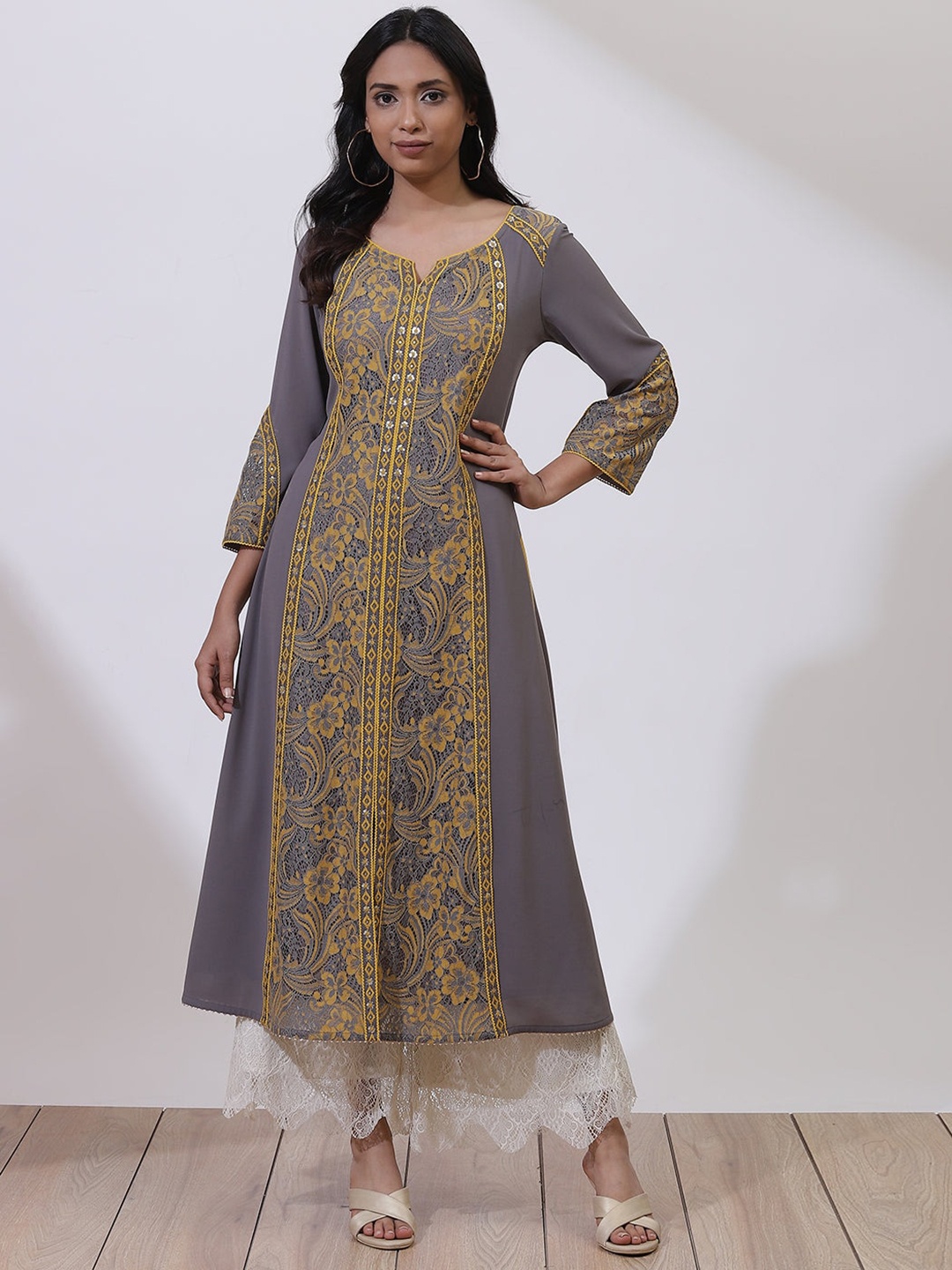 

Lakshita Women Grey Floral Embroidered Kurta