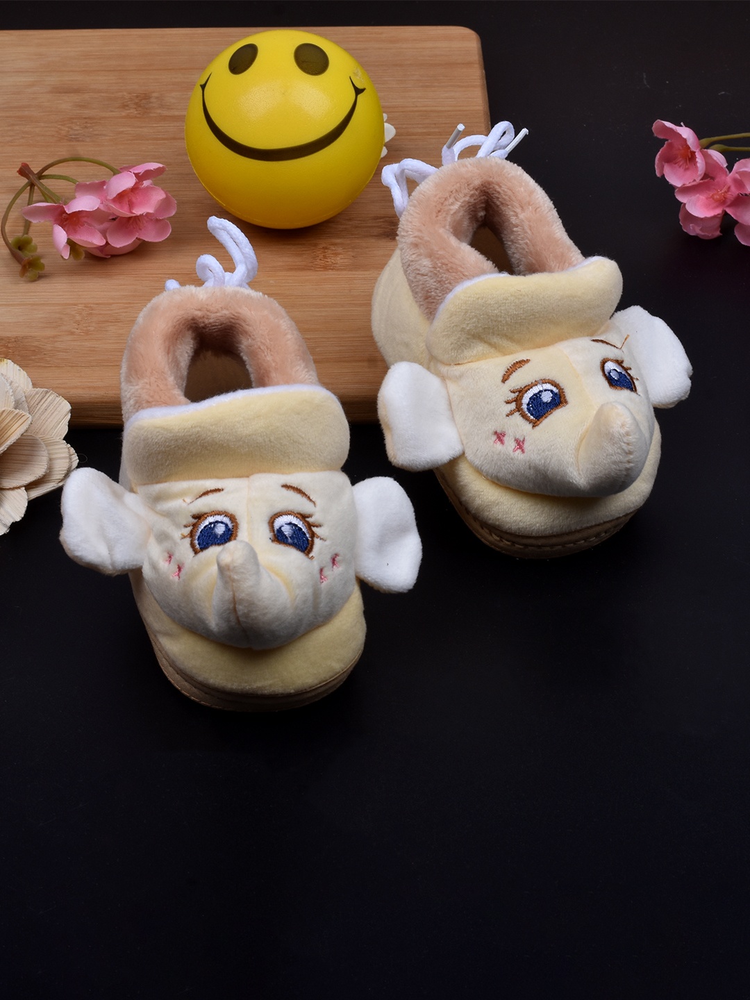 

FOOTPRINTS Kids Beige Velvet Booties
