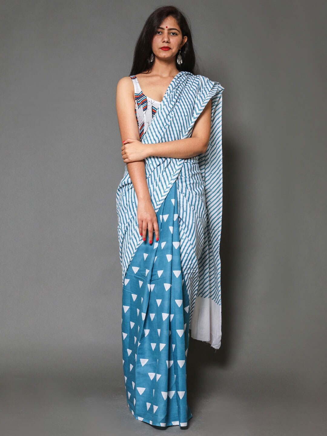 

BUTA BUTI Women Blue & White Geometric Printed Pure Cotton Saree