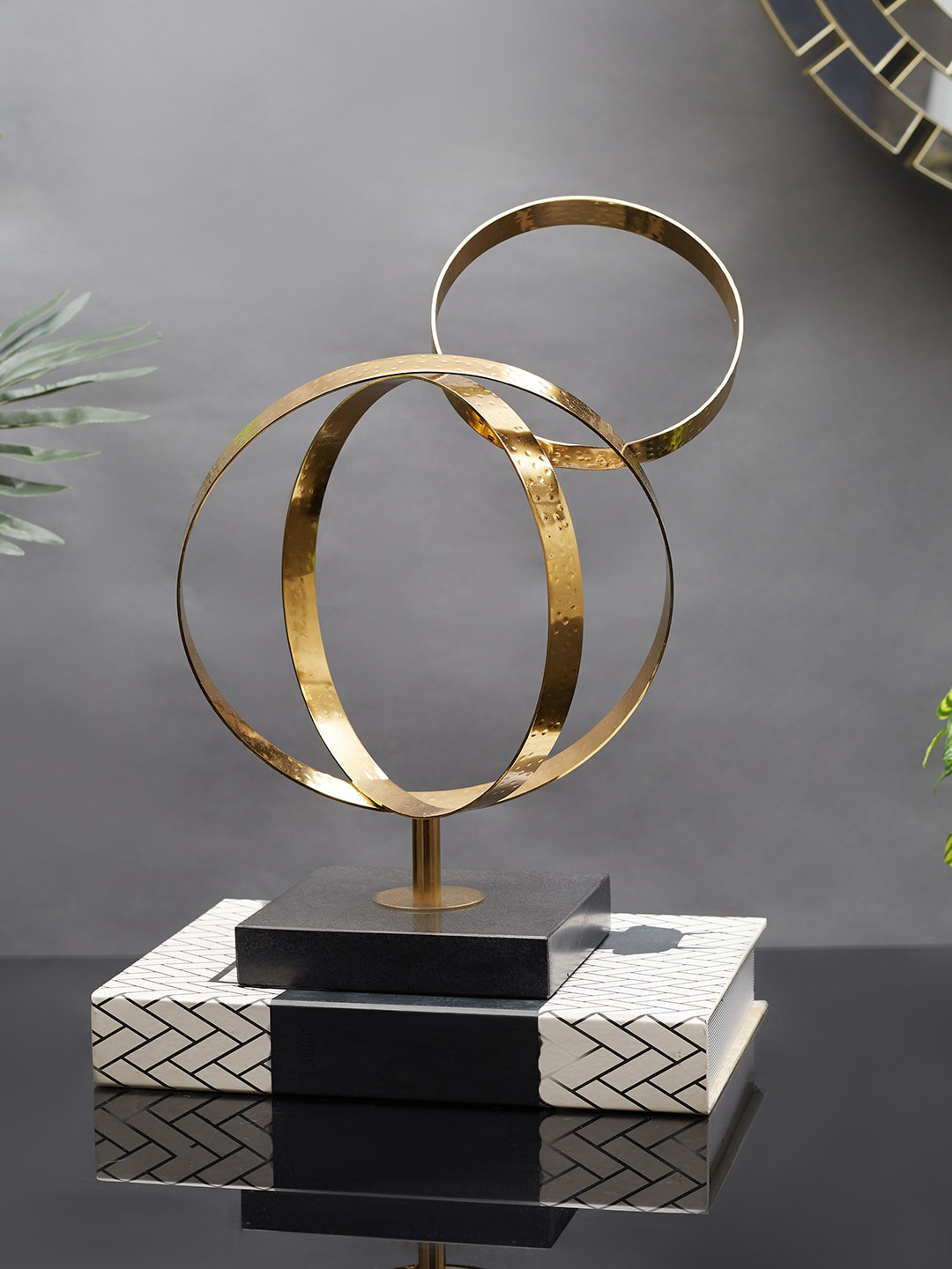 

HomeTown Black & Gold Curio Abstact Metal Showpieces