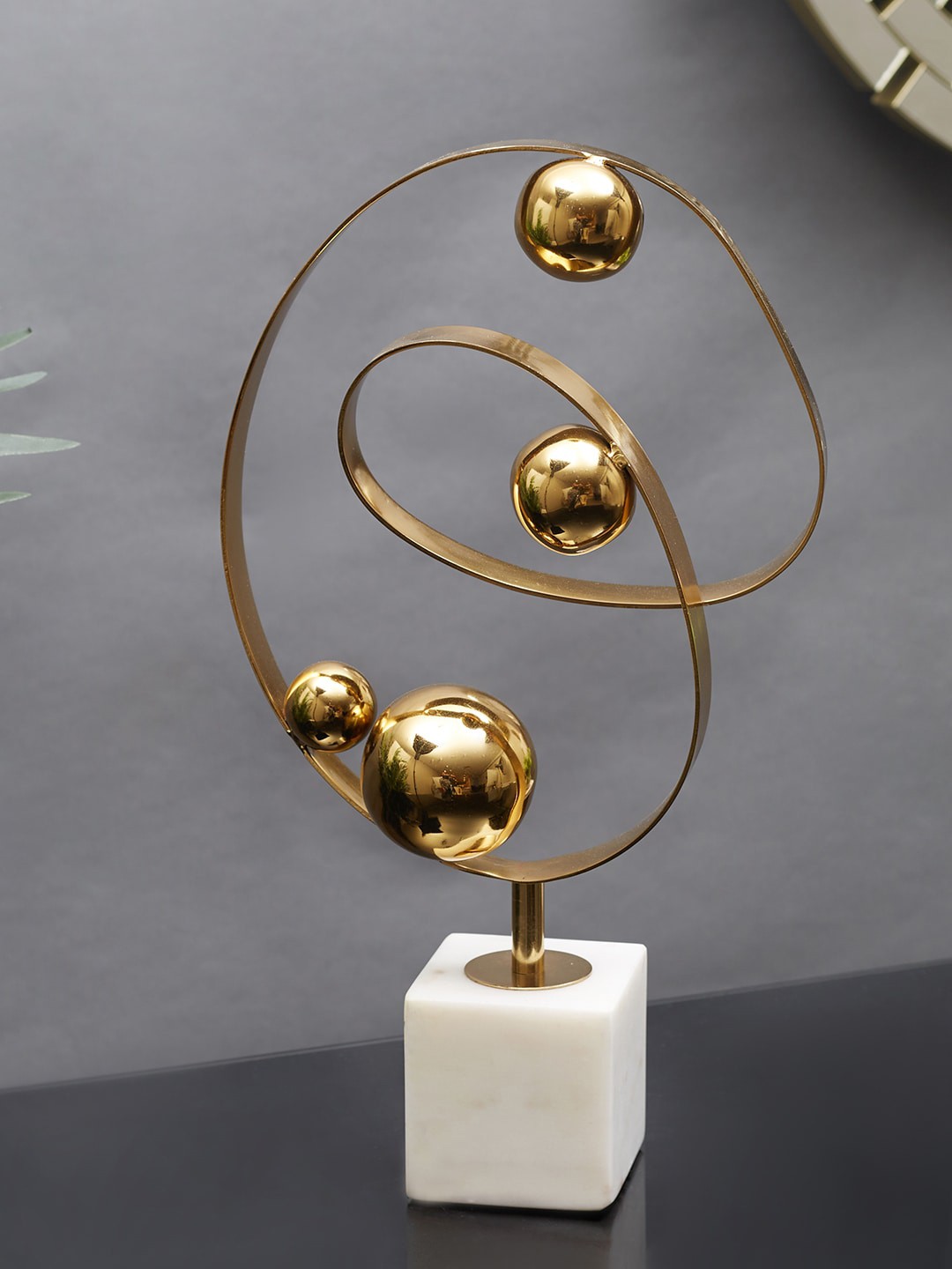 

HomeTown White & Gold-Colored Solid Metal Showpieces