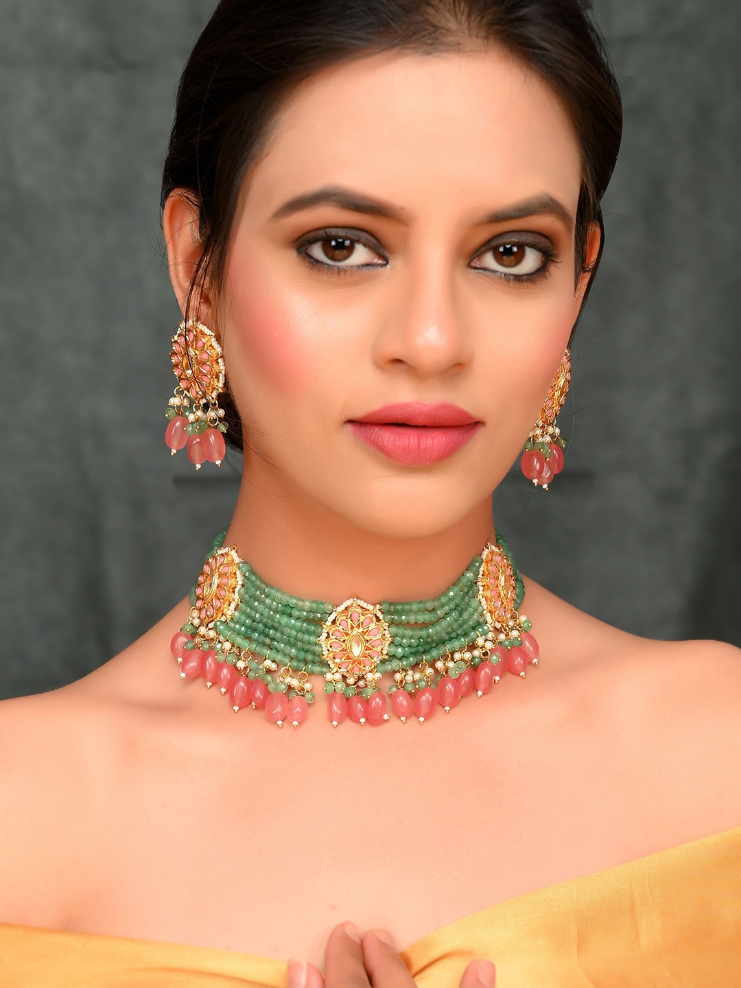 

DASTOOR Women Green Gold-Plated Polki Kundan Jewellery Set