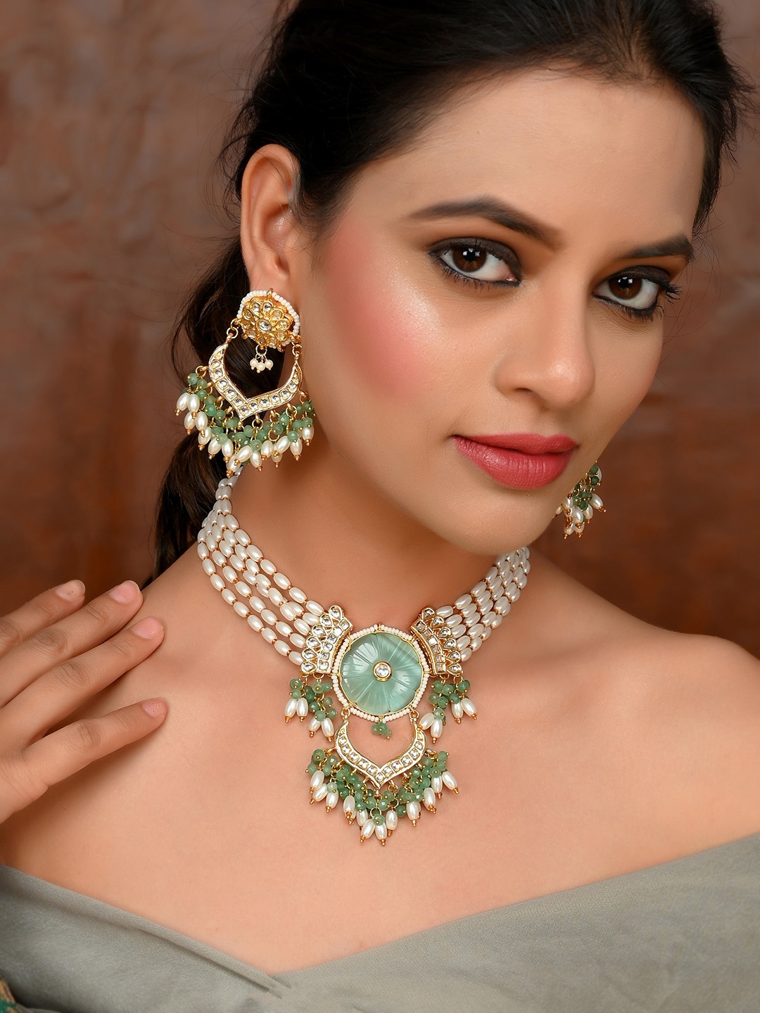 

DASTOOR Gold-Plated White & Green Kundan Studded & Beaded Jewellery Set