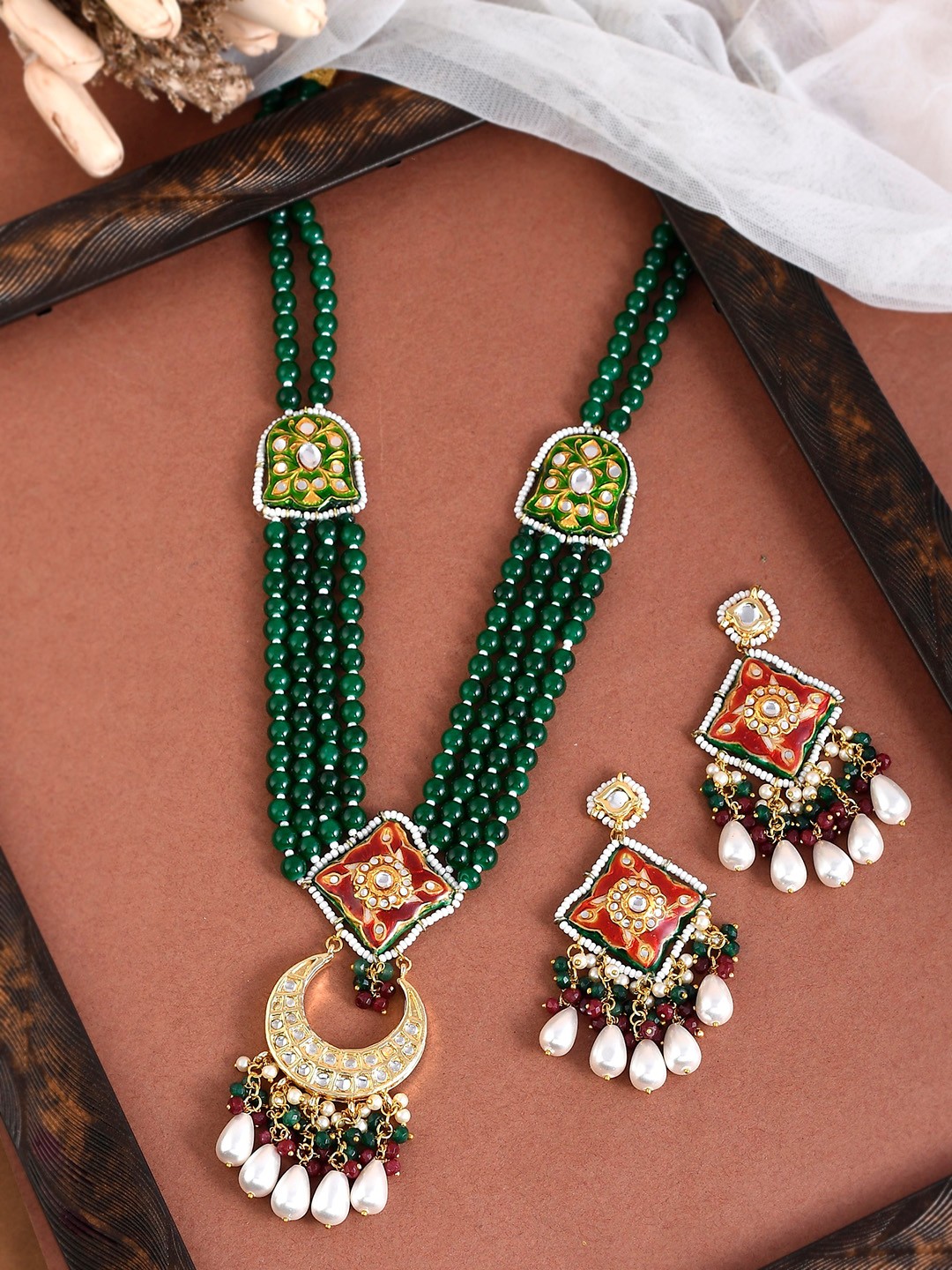 

DASTOOR Gold-Plated & Green Kundan & Bead Studded Jewellery Set