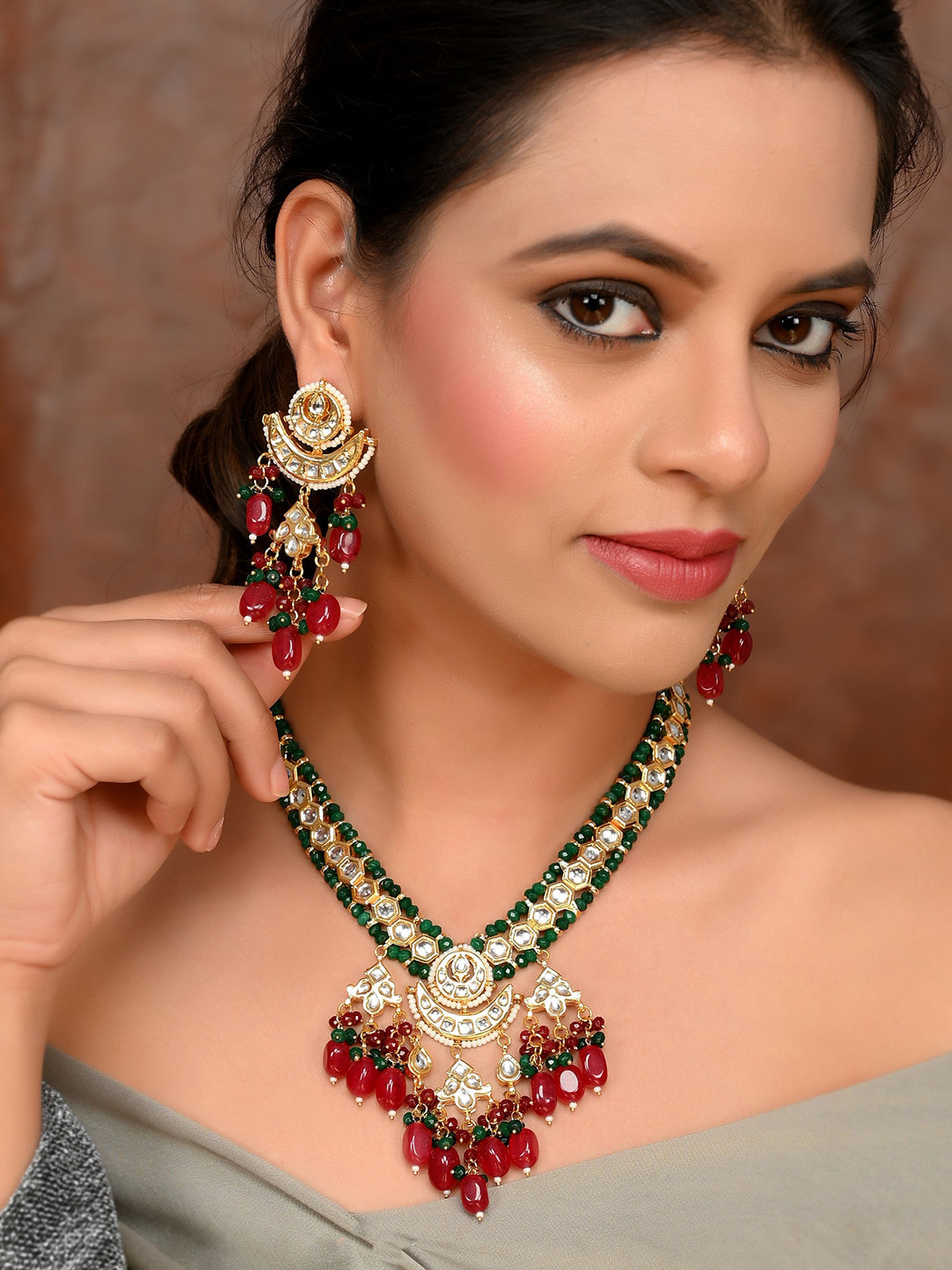 

DASTOOR Gold-Plated White & Green Kundan Studded & Beaded Jewellery Set