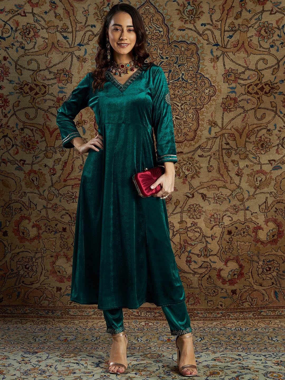 

Shae by SASSAFRAS Women Green Embroidered Velvet Kurta with Trousers