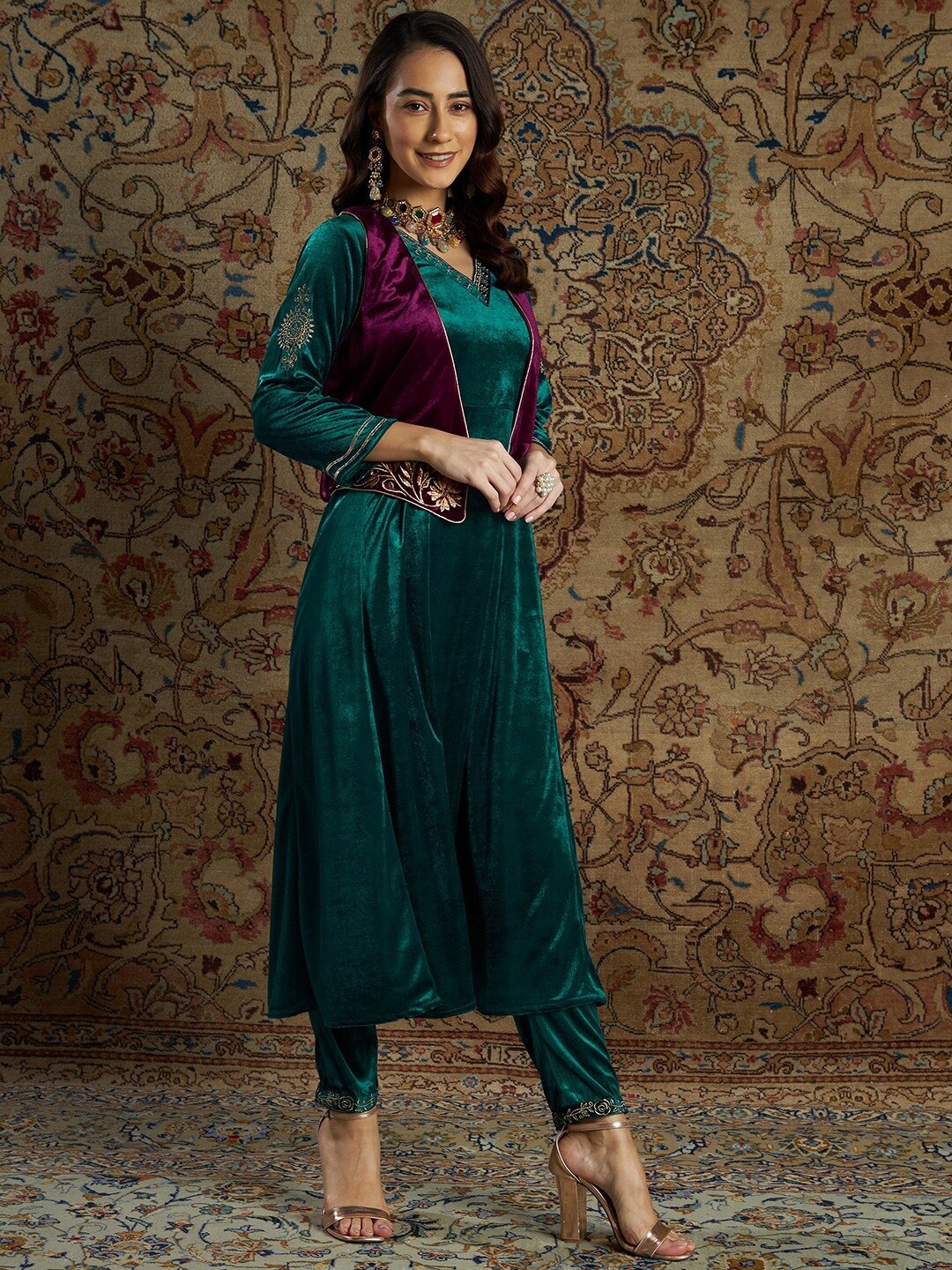 

Shae by SASSAFRAS Women Green Ethnic Motifs Embroidered Velvet Kurta with Trousers