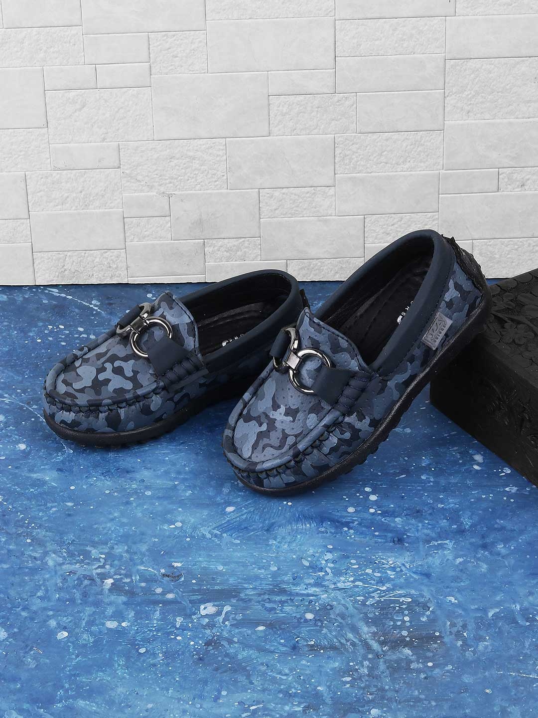 

Jazzy Juniors Boys Grey & Blue Printed Loafers