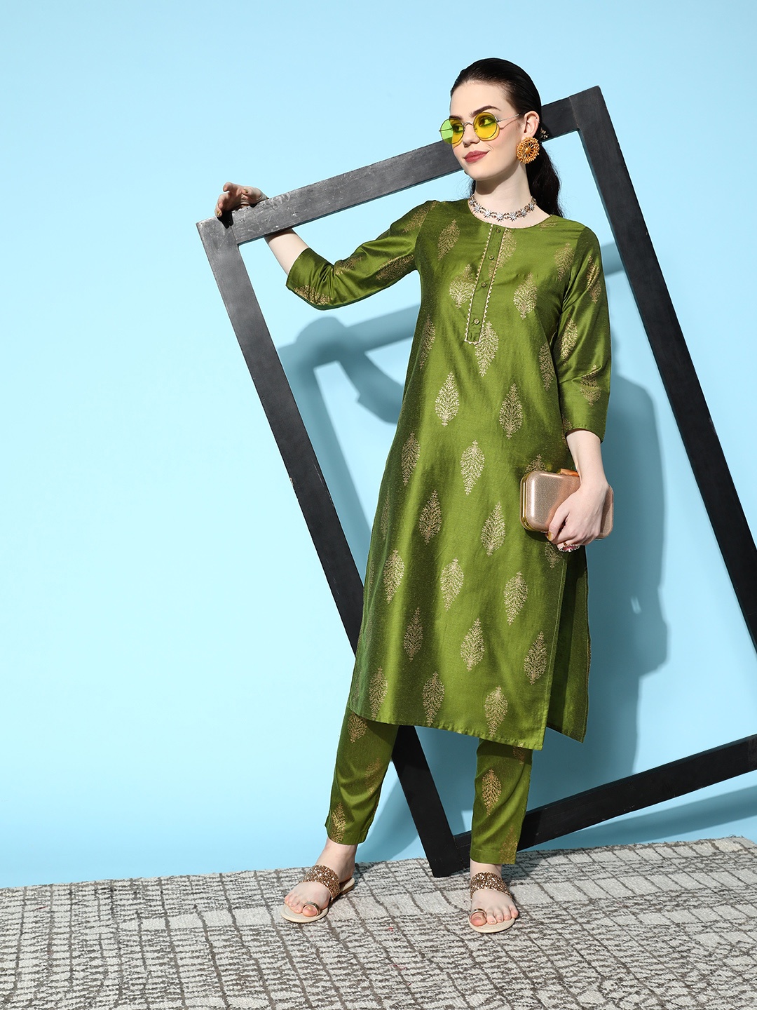

Shae by SASSAFRAS Women Green Floral Printed Tapered Fit Trousers