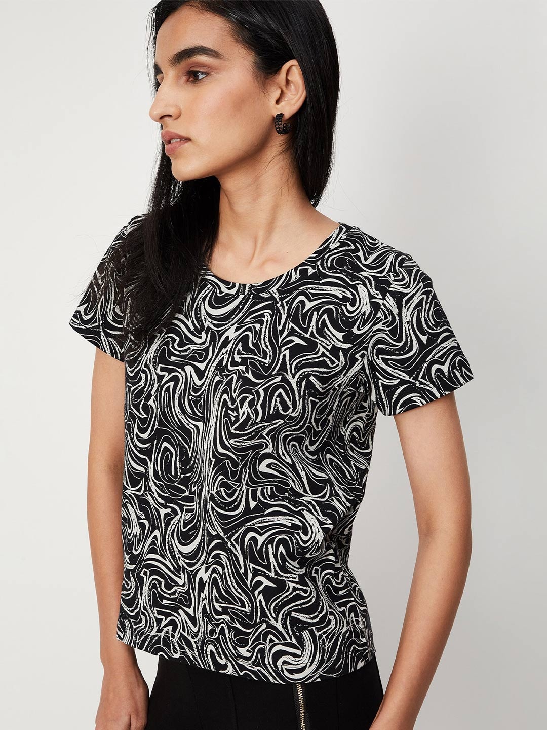 

max Women Black & White Abstract Printed Cotton T-shirt
