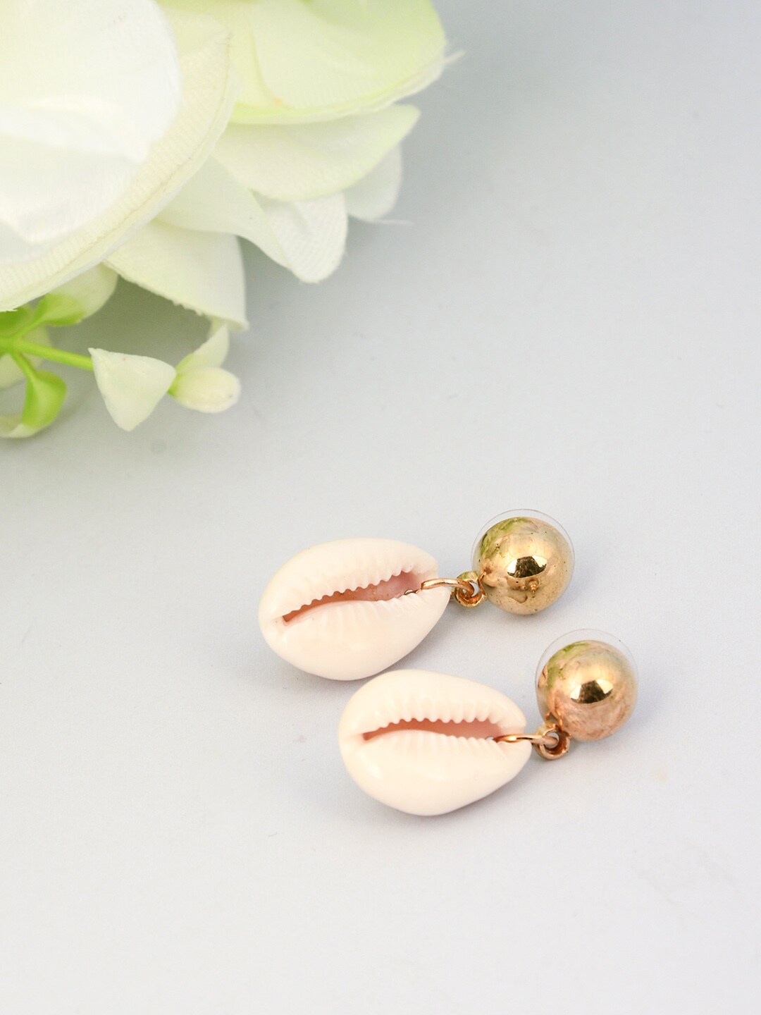

Emmie White Seashell Shaped Drop Earrings