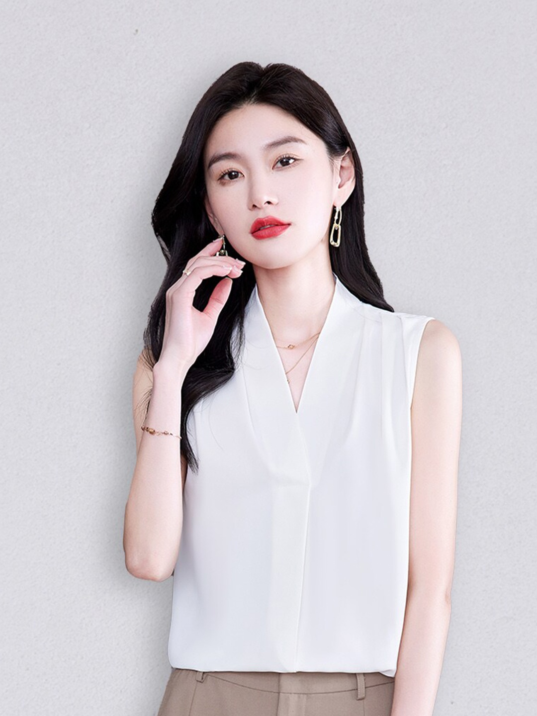 

JC Collection White Solid Sleeveless Top