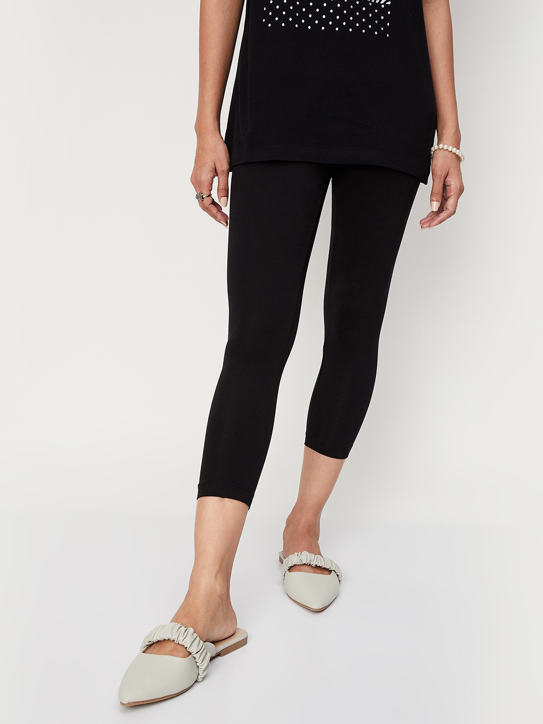 

max Women Black Solid Three- fourth length Leggings
