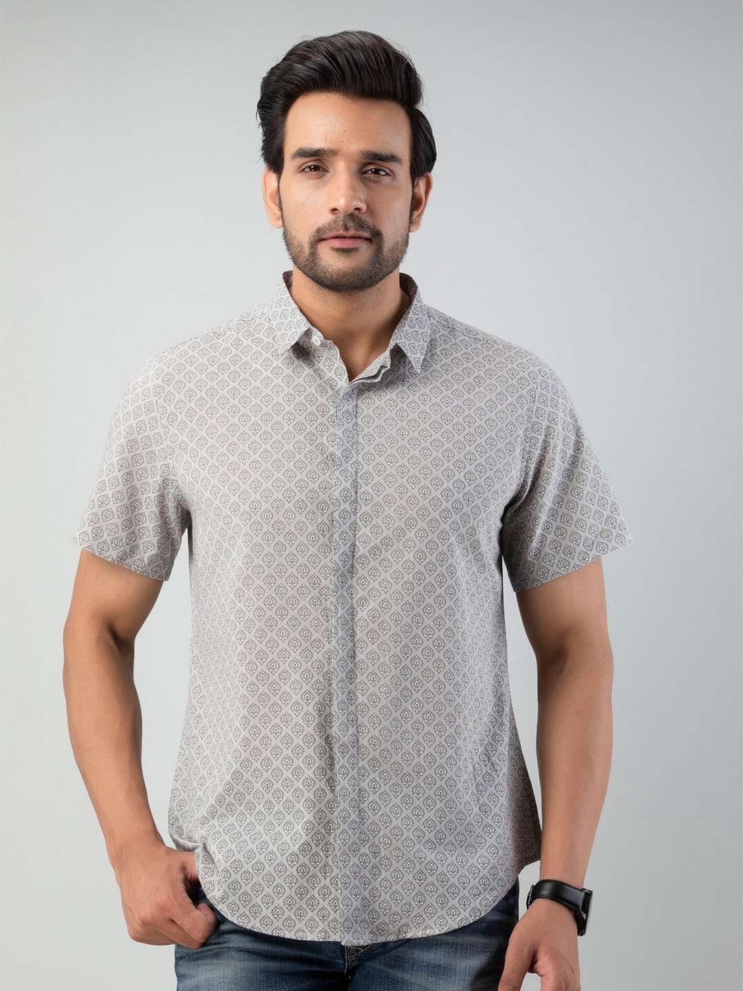 

Sutidora Men Grey Cotton Classic Printed Casual Shirt