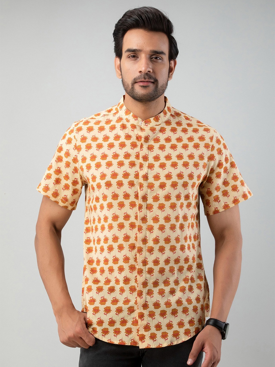 

Sutidora Men Cream-Coloured Classic Floral Printed Casual Shirt