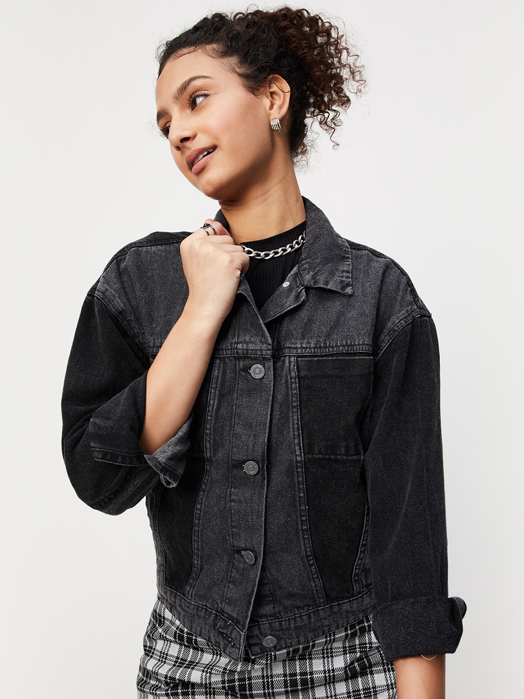 

max Women Black Washed Crop Denim Jacket