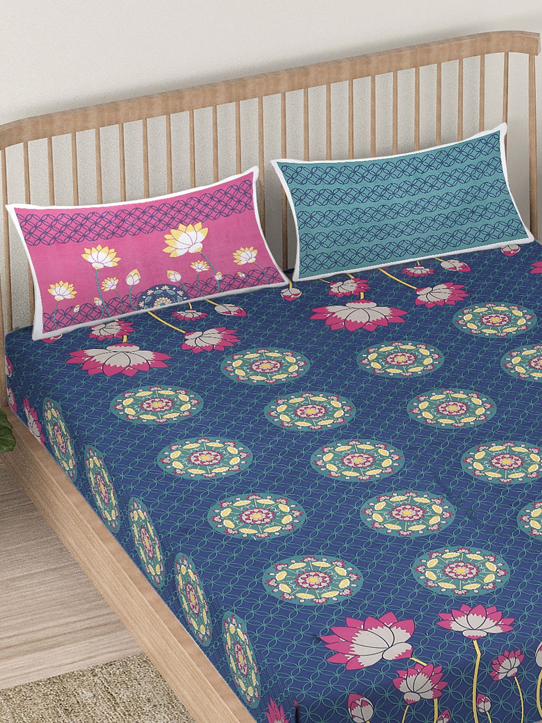 

EK BY EKTA KAPOOR Navy Blue & White Pure Cotton Floral King Bedsheet With 2 Pillow Covers