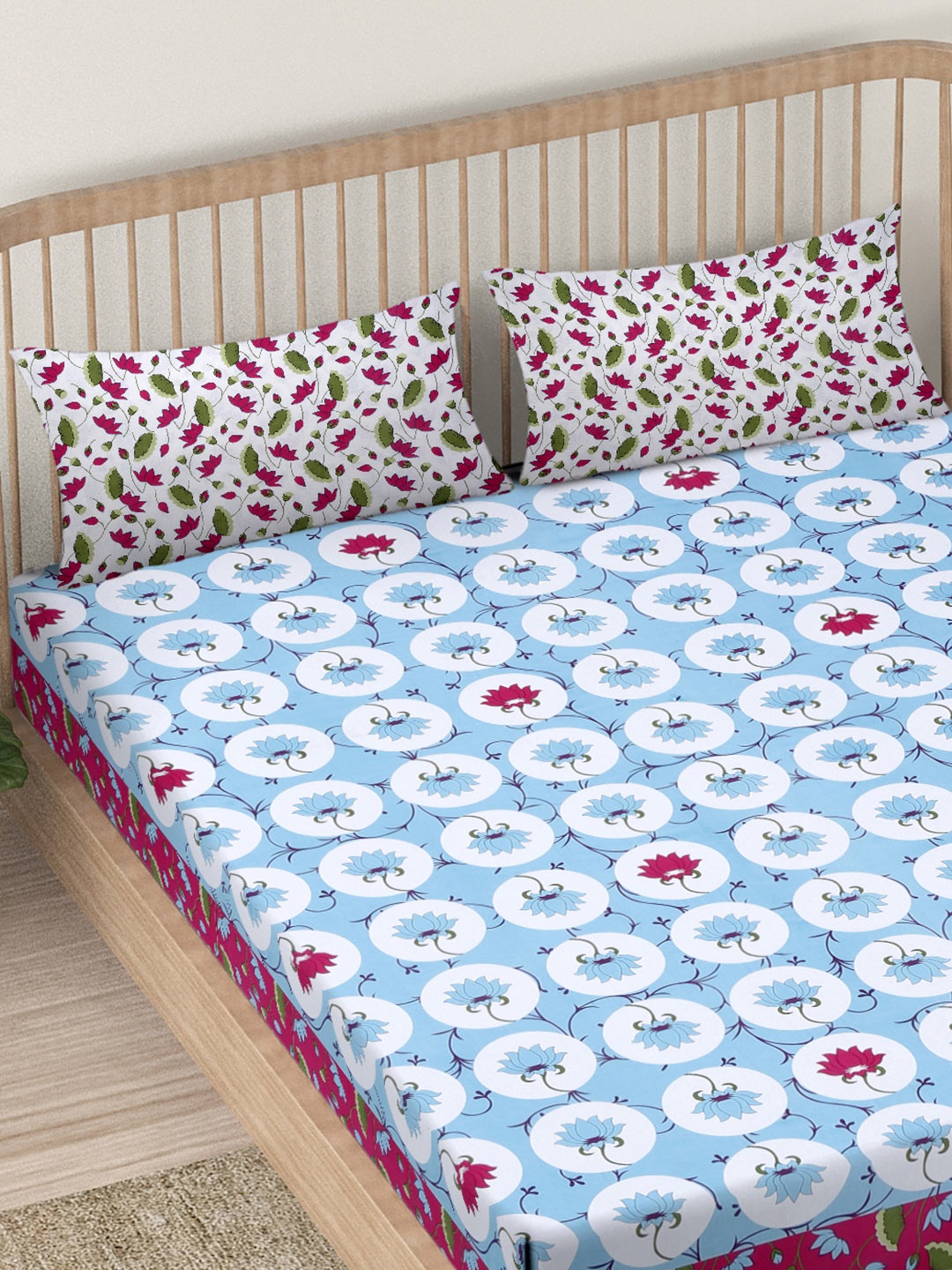 

EK BY EKTA KAPOOR Turquoise Blue & White Pure Cotton King Bedsheet With 2 Pillow Covers