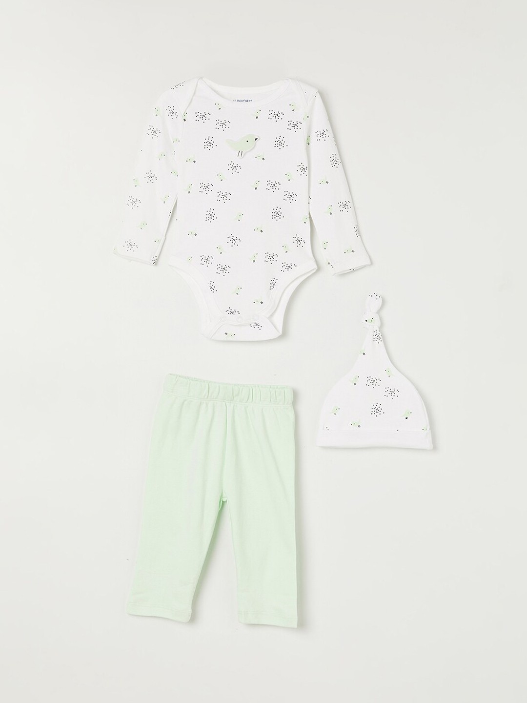 

Juniors by Lifestyle Infants Pack Of 3 White & Green Pure Cotton Cap With Rompers & Pants